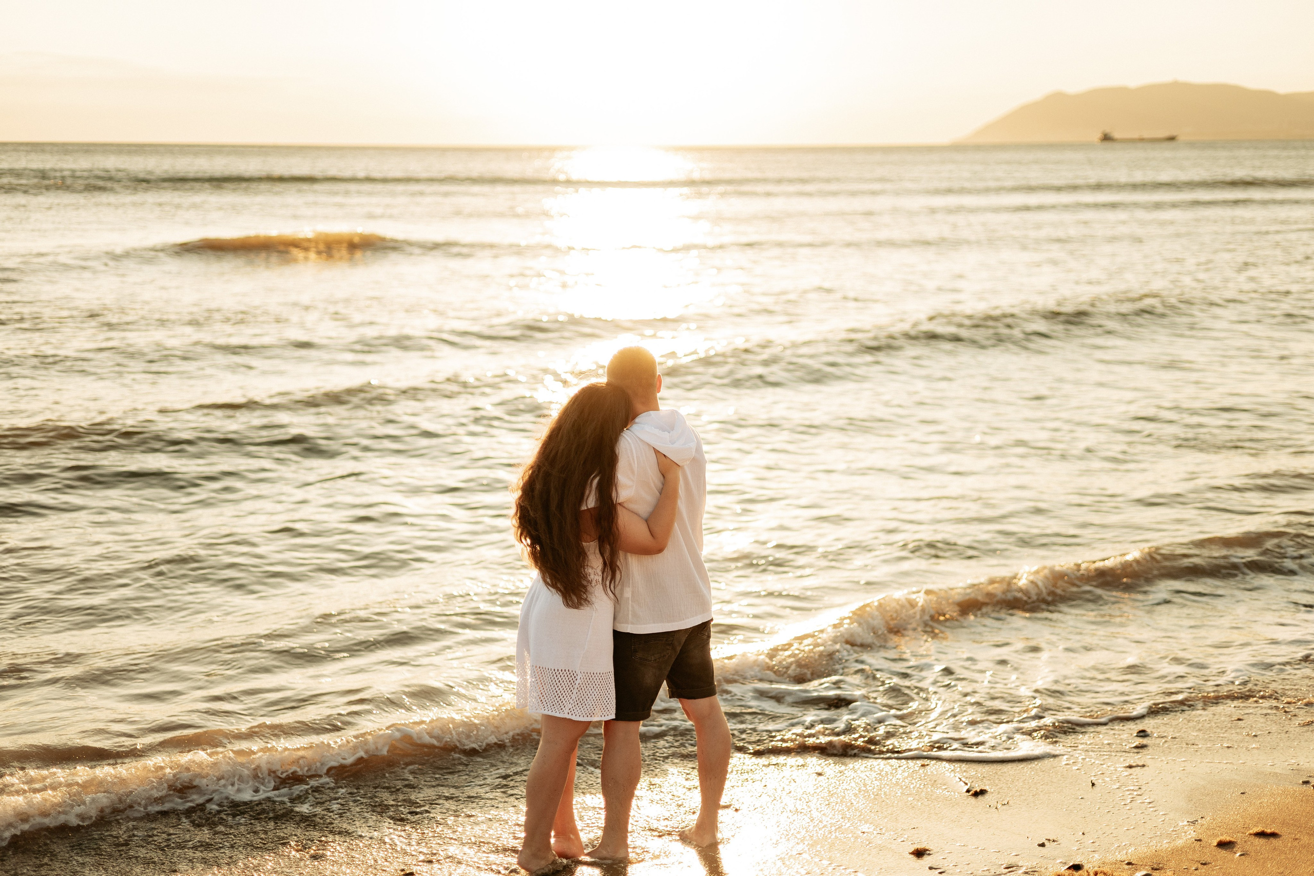 . Момент умиротворения: семья отдыхает после веселых игр