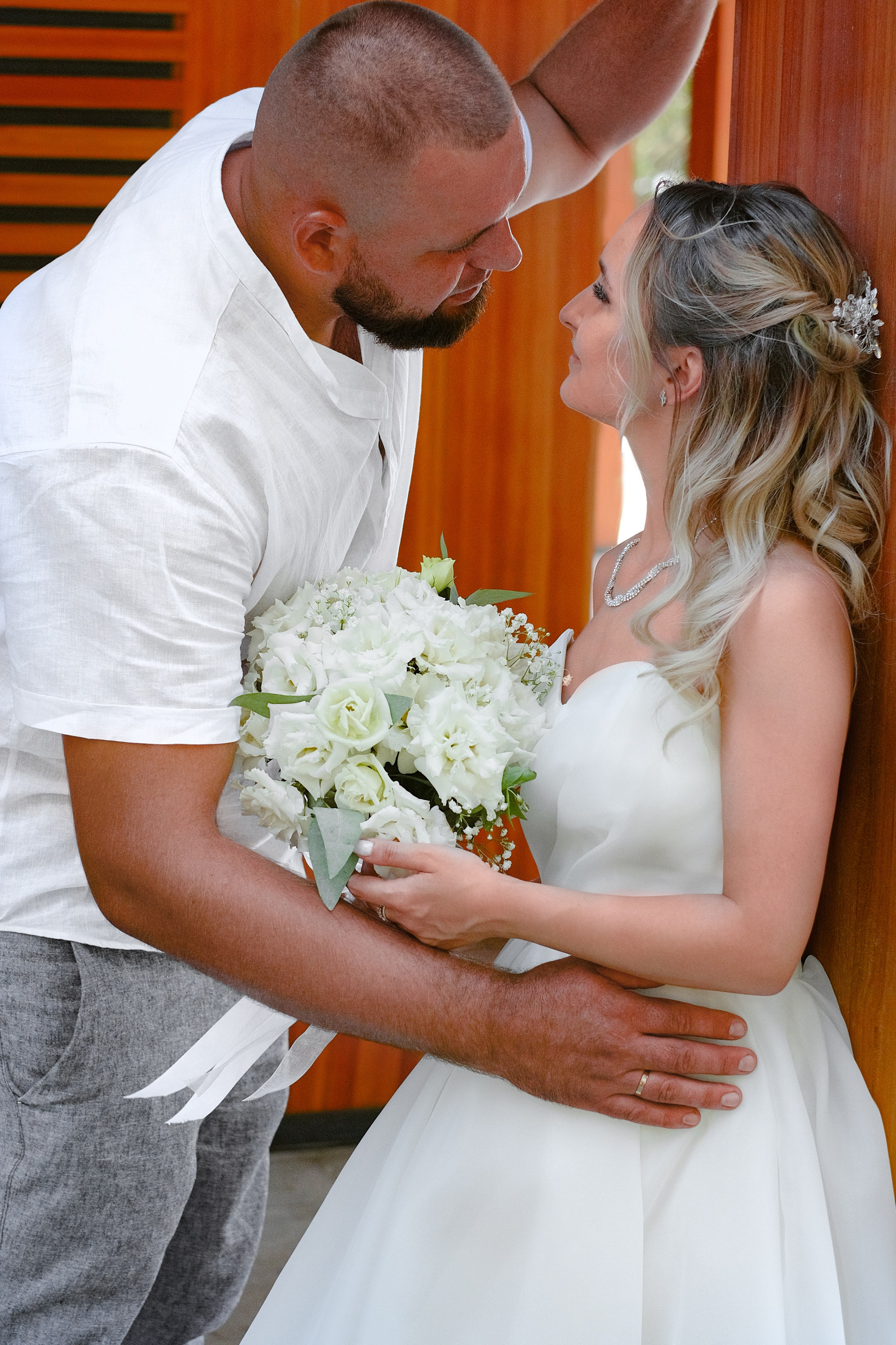 Свадебная фотосессия в Новом Херсонесе и Золотой балке. Профессиональная фотосъемка в Крыму. Натуральные эмоции и живые кадры. Забронируйте дату прямо сейчас!