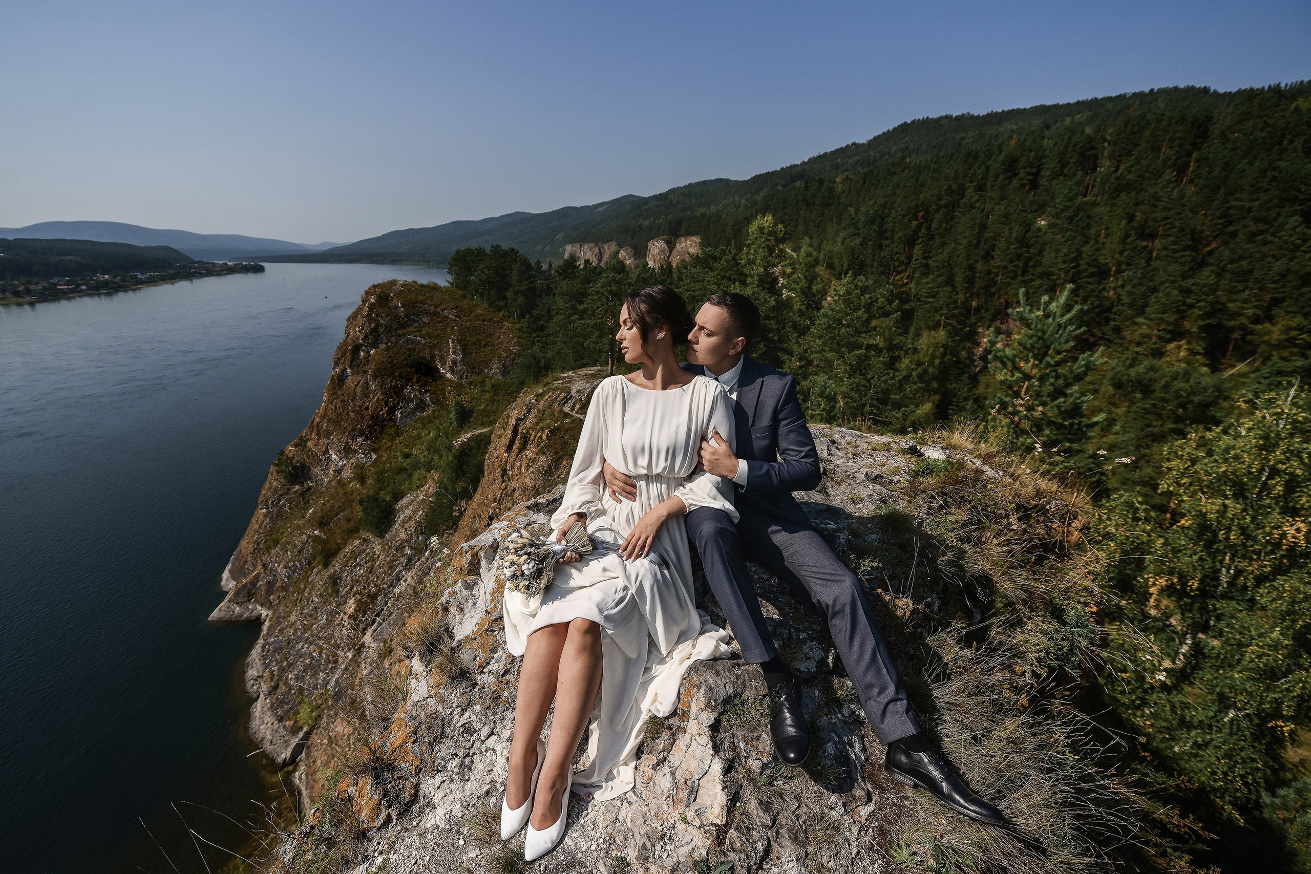 Свадебная фотосессия на скалах — эффектные кадры на природе. 📸 Свадебный и семейный фотограф в Красноярске Тихомиров Евгений | 17 лет опыта | 800+ свадеб