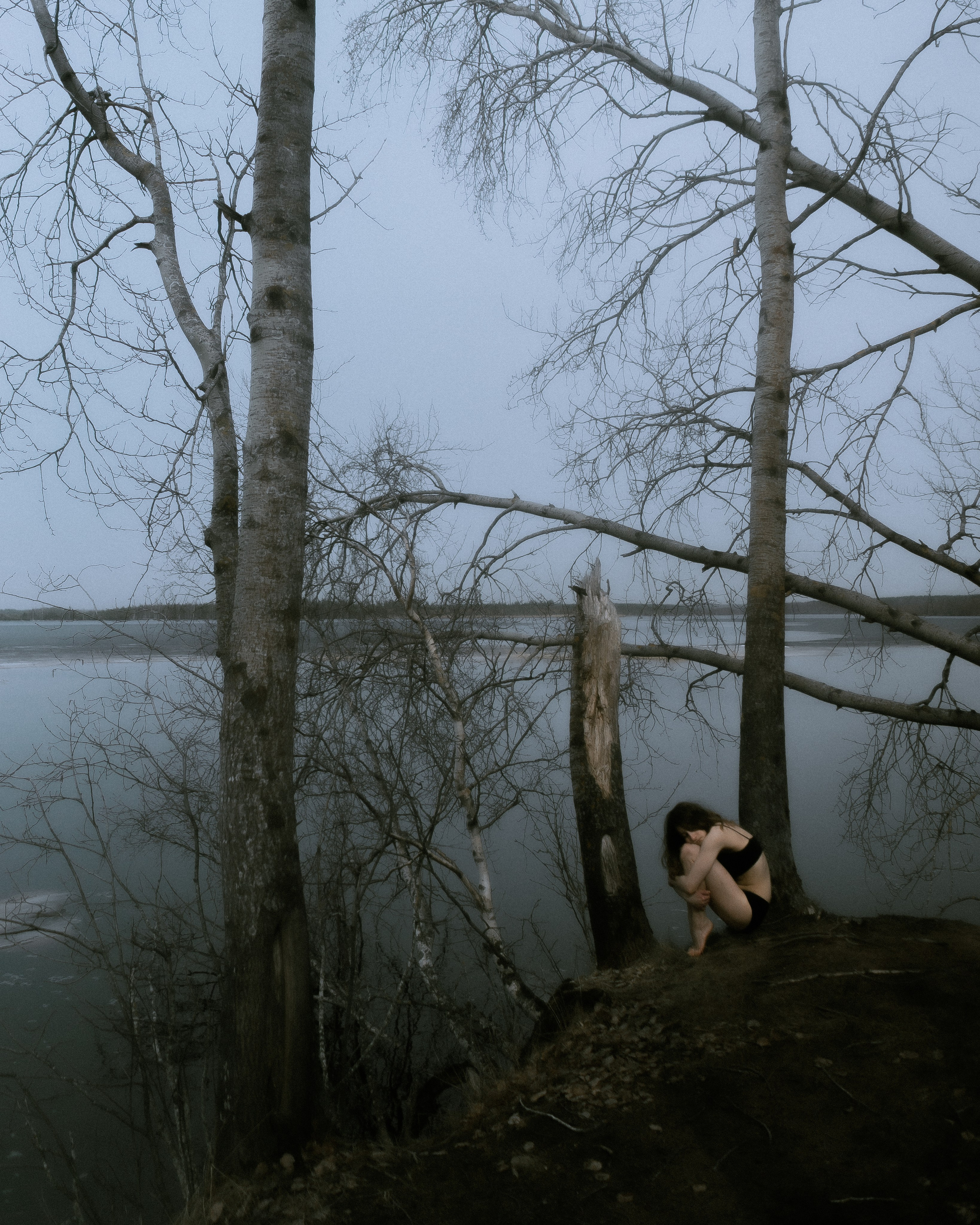 Художественная будуарная фотосессия в лесу Санкт-Петербурга, соединение тела и природы