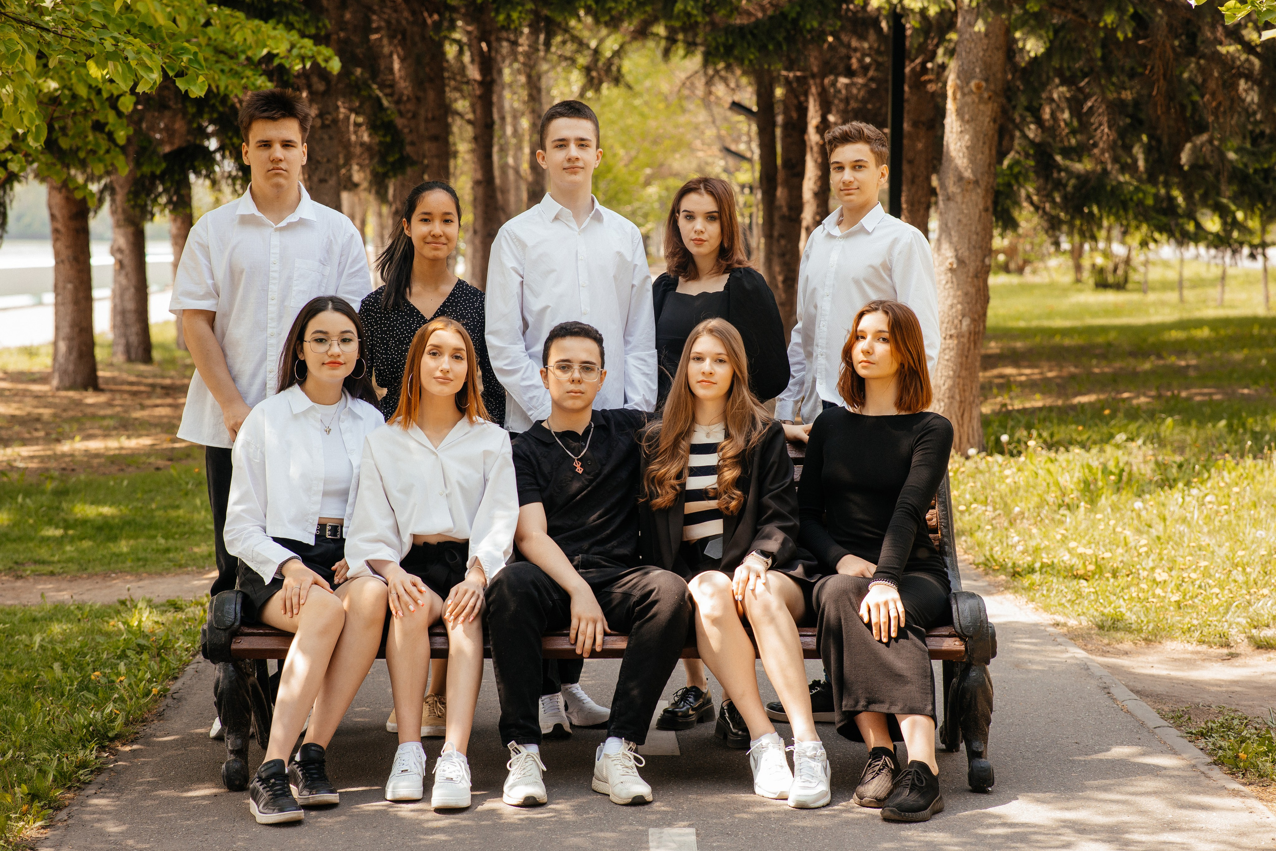 Выпускники ВКО на фото съемке выпускного альбома в Усть-Каменогорске