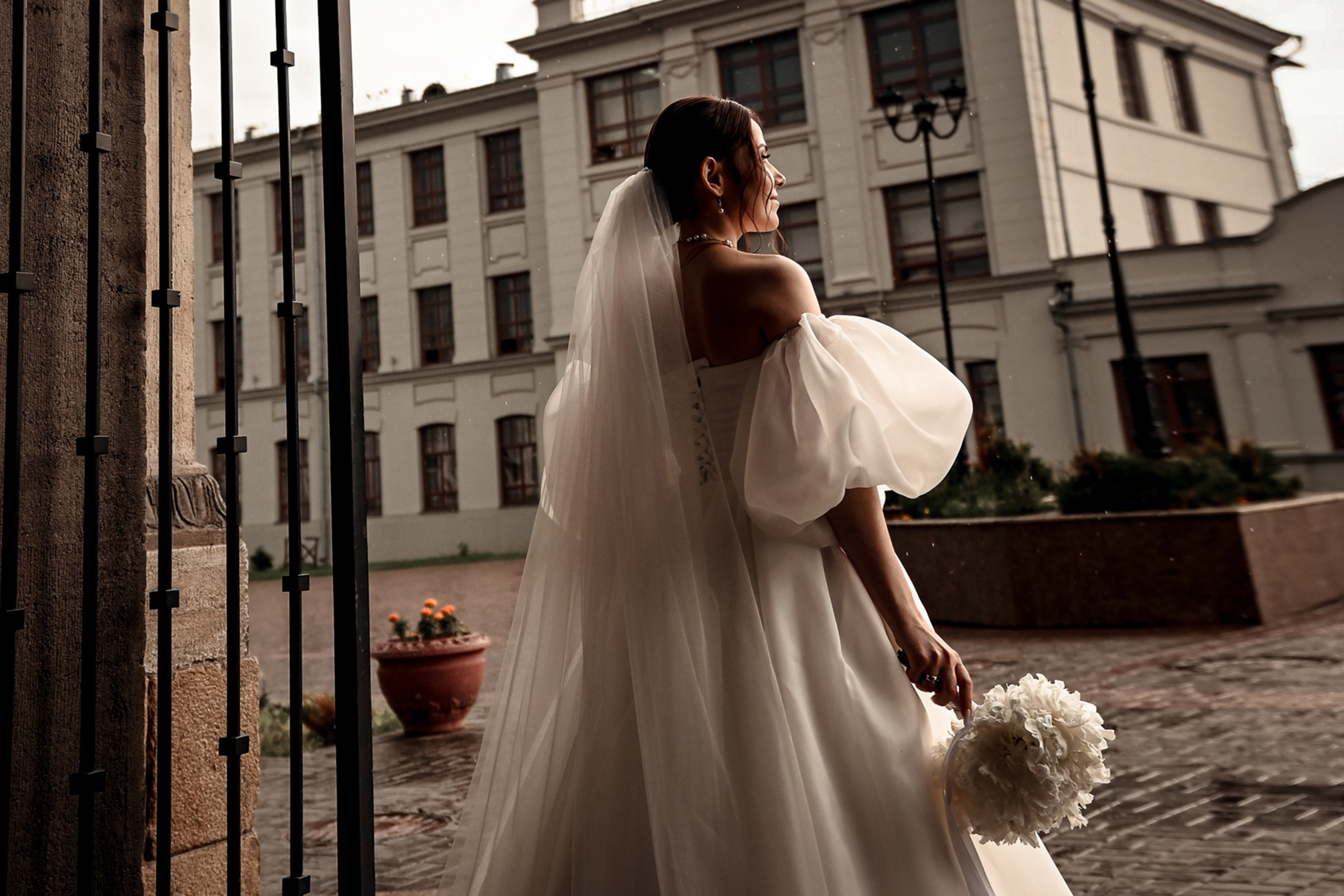 Небольшая свадебная серия в музее и прогулкой под дождем Эльмиры и Ризата. Свадебный, семейный, детский, контент фотограф в Омске Максим Ильин