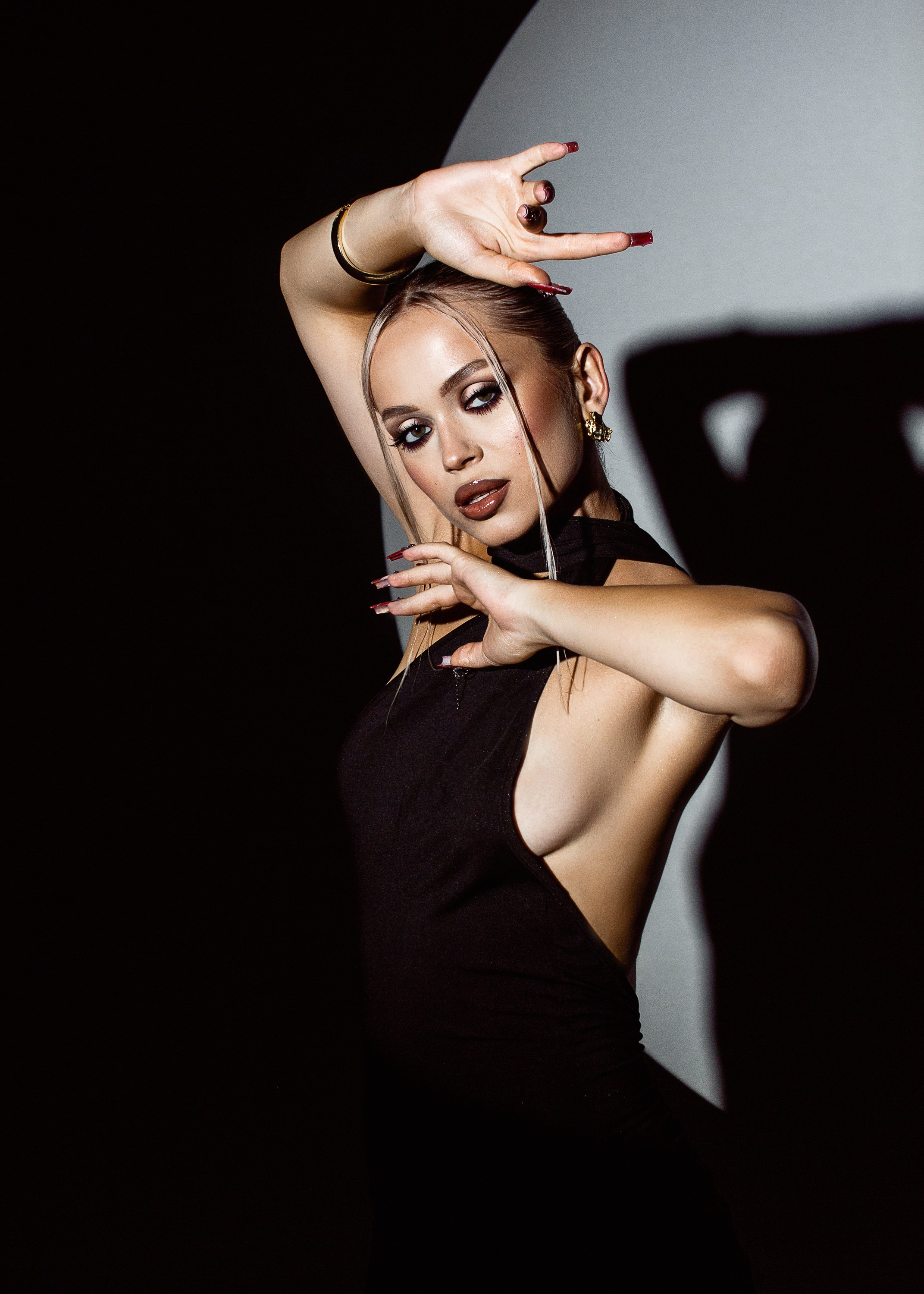 ЛИНА. Женский портрет