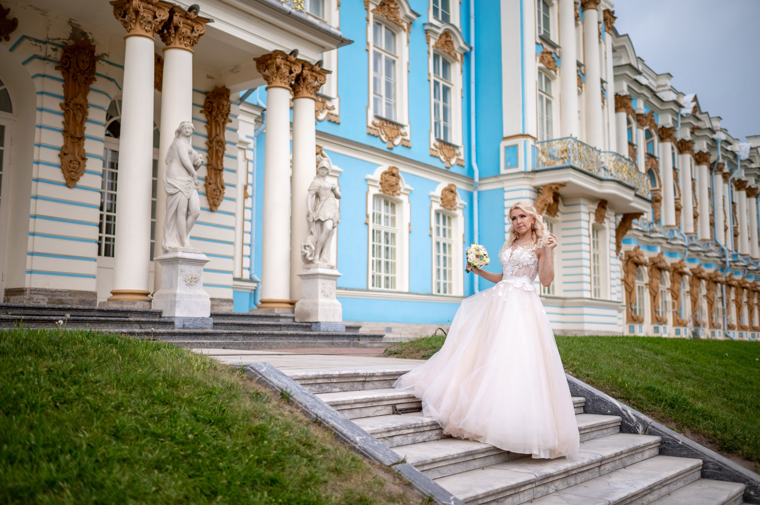Евгения (фотосессия с малиновым chevrolet camaro, в сирени в Пушкине в Екатерининском парке). Портретный, семейный и свадебный фотограф в Санкт-Петербурге и в Пушкине Ширяев Денис