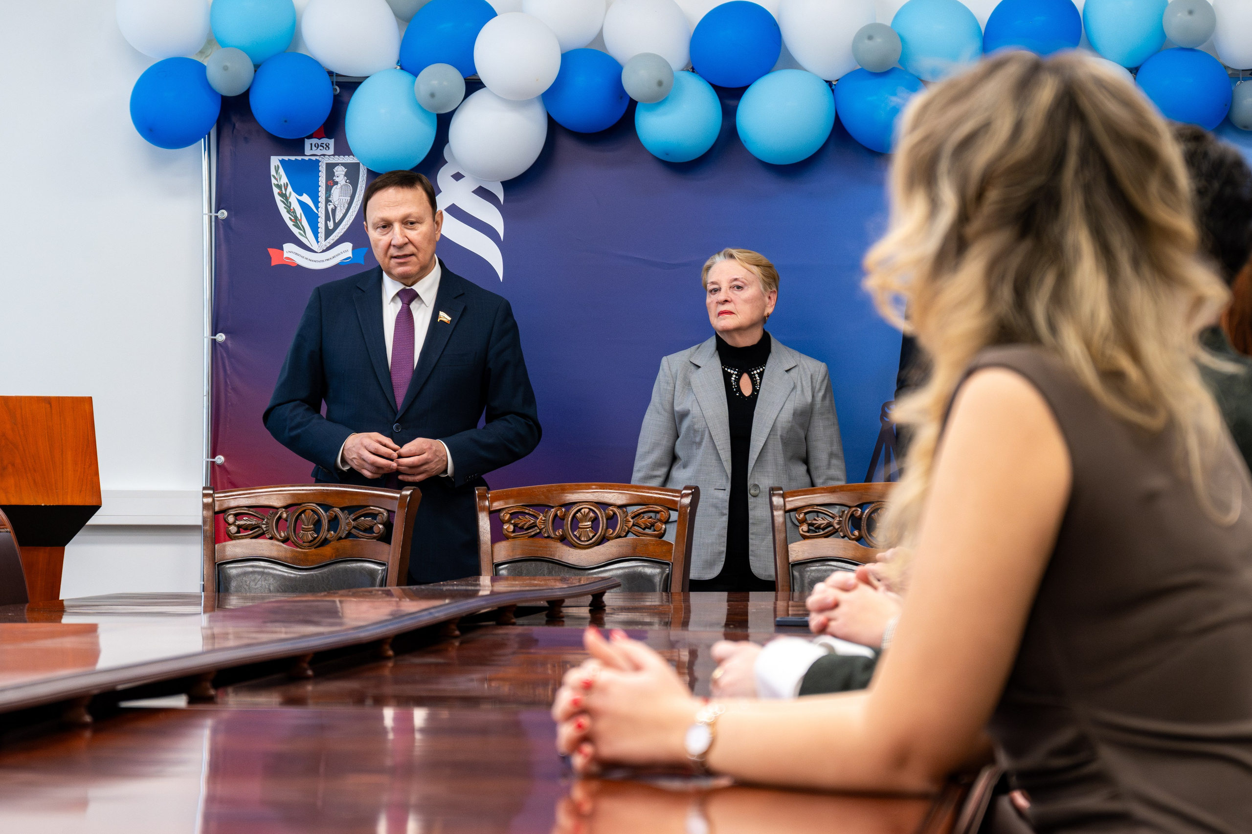 Встреча студентов и сотрудников ДВФУ с сенатором РФ Александром Роликом в День юриста. Репортажный и портретный фотограф во Владивостоке Денис Седов