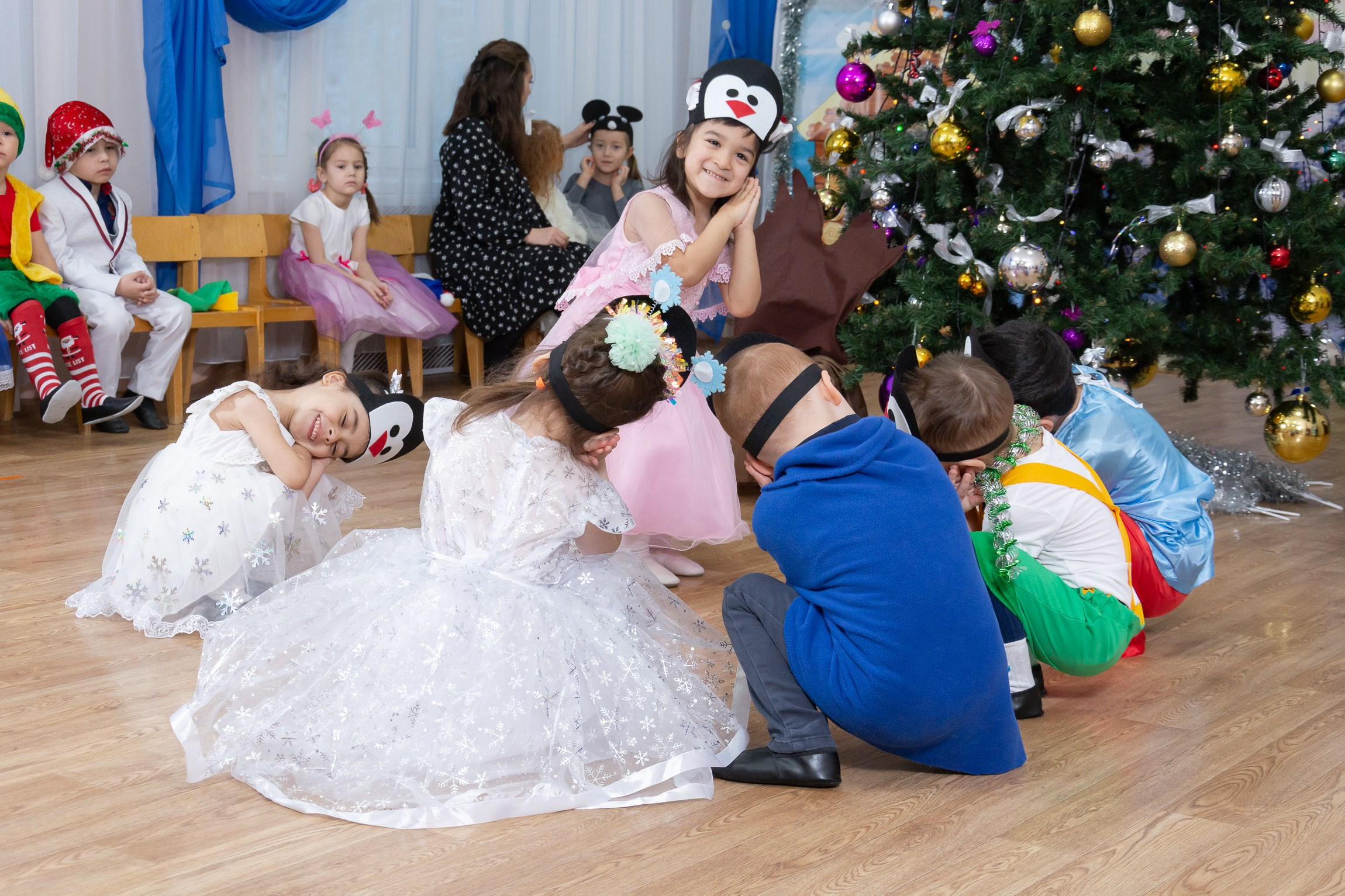 Дети пляшут возле новогодней ёлки