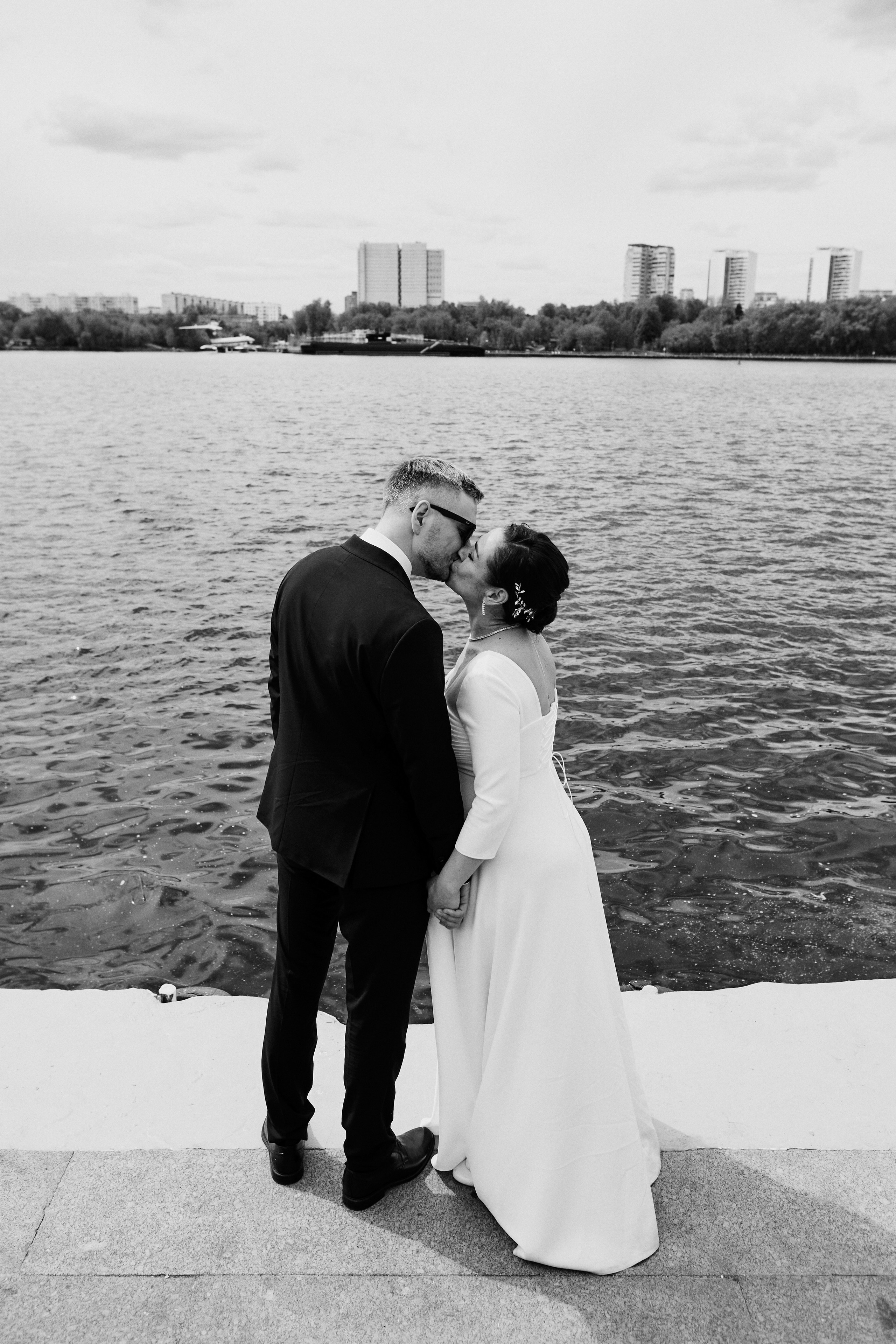 Свадебная фотосессия на Северном речном вокзале, свадебный фотограф в Москве, фото жениха и невесты на набережной