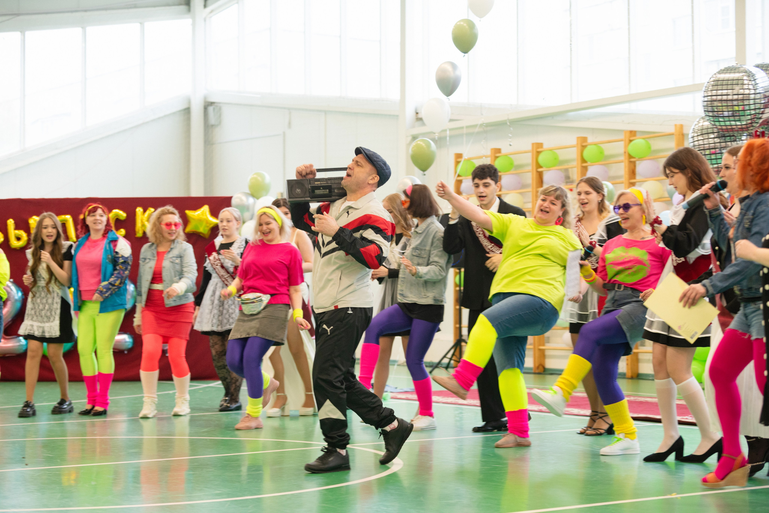 Съёмка выпускного в школе для 11 класса в Сургуте от профессионального школьного фотографа