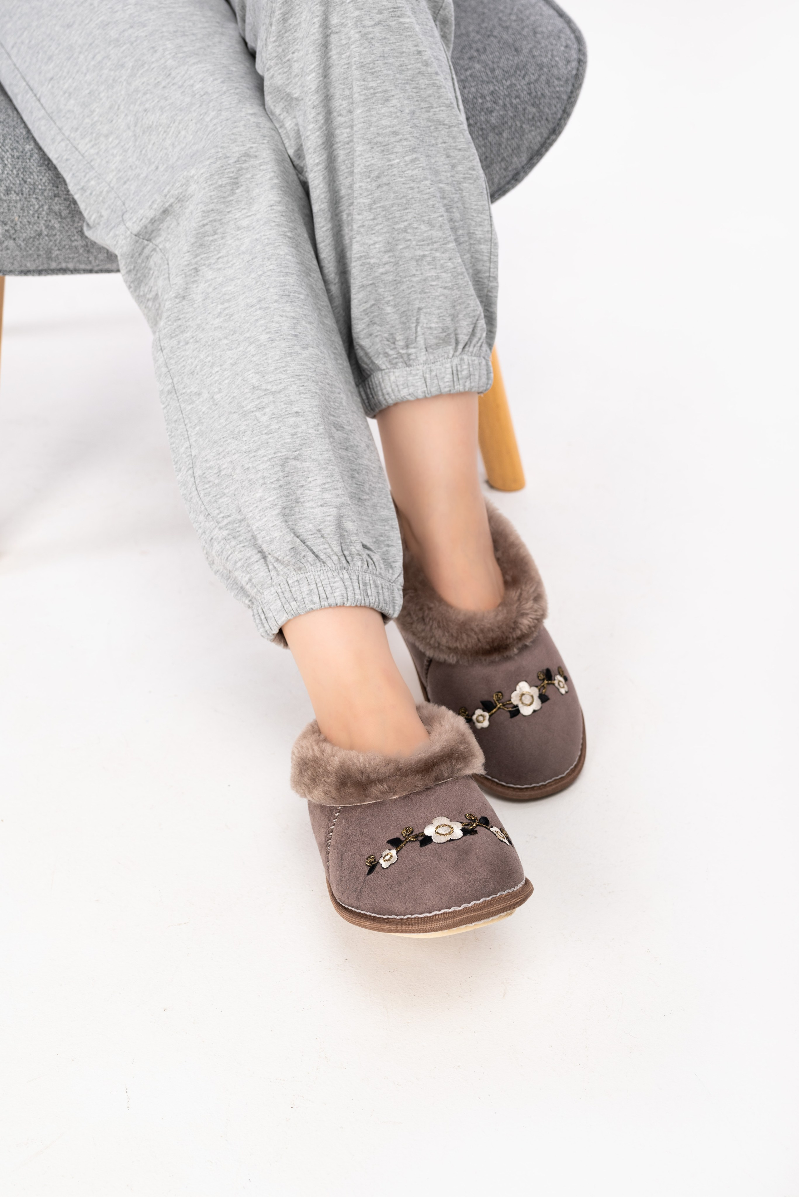 Тапочки и чуни. Предметный фотограф, фото для маркетплейсов Пятигорск, КМВ