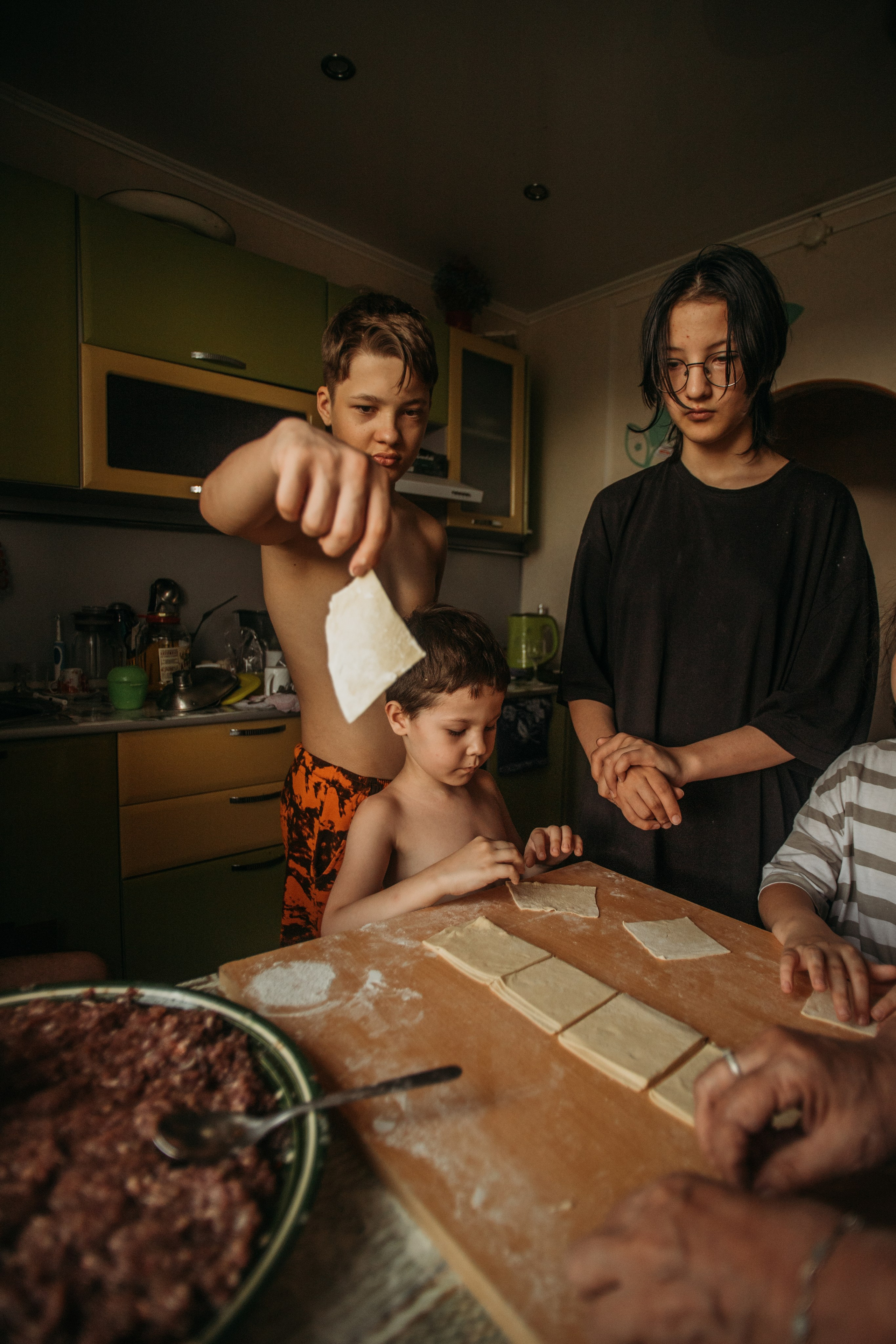 Домашняя фотосессия моей семьи. Венера Гайн. Репортажный фотограф  Тюмень. Обучение фотографии с 0