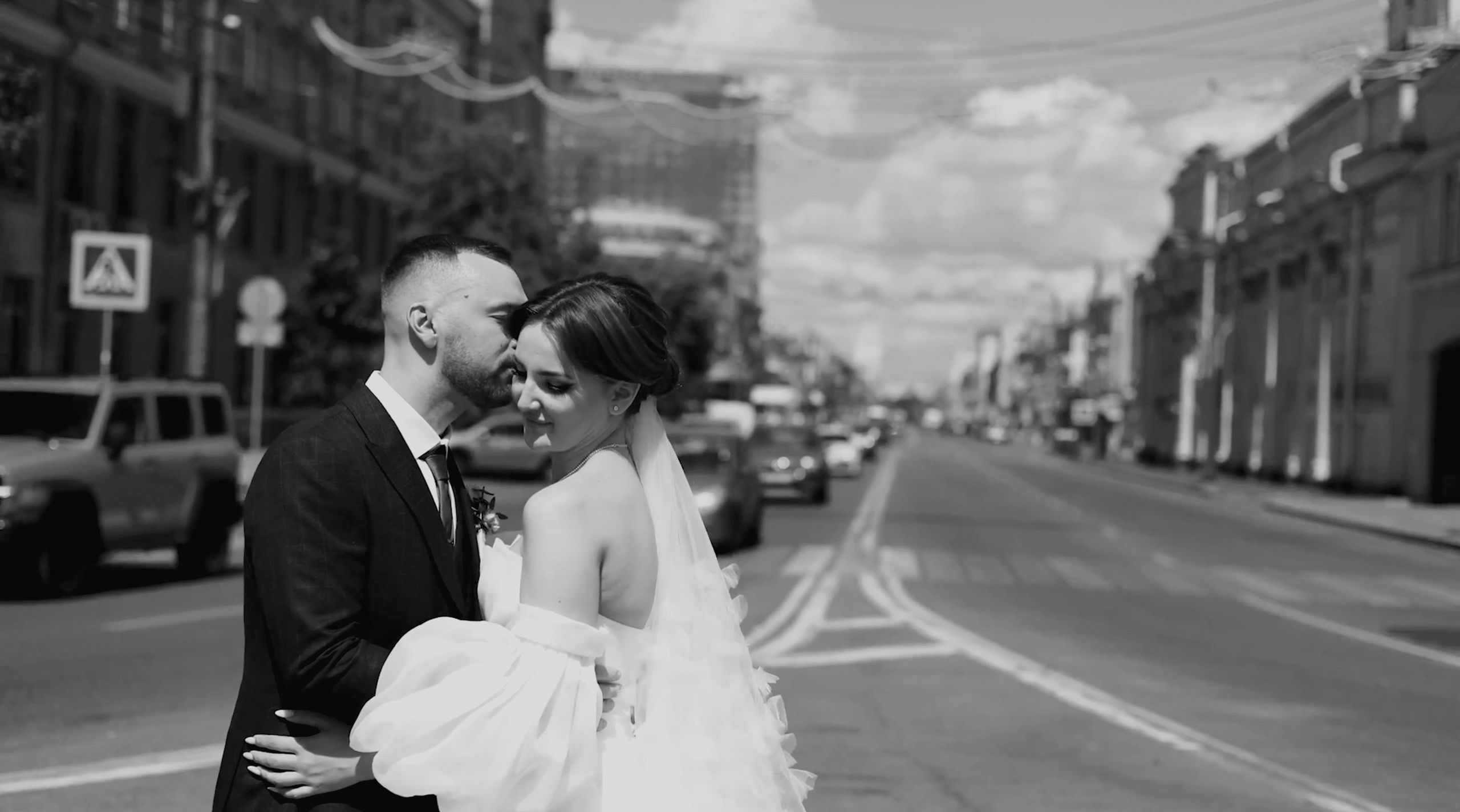 Черно белая видеосьемка молодой пары