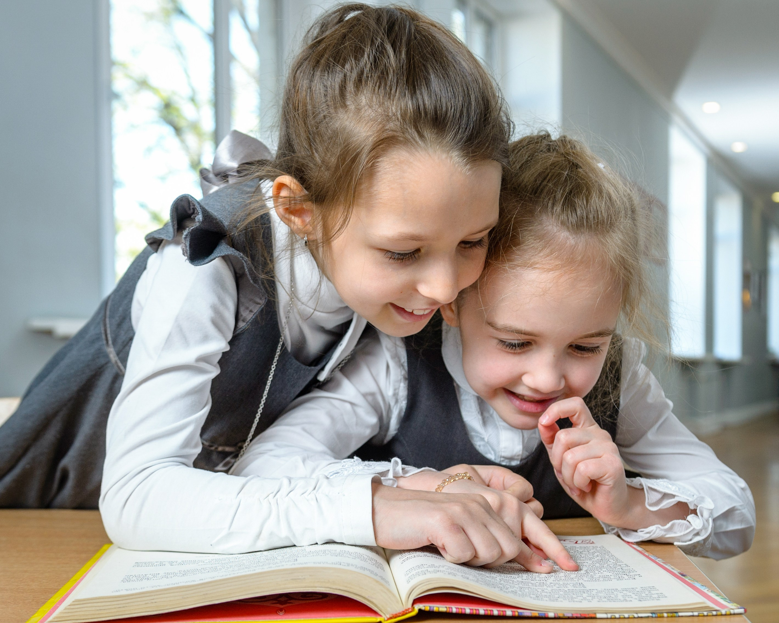 Девочки читают книгу