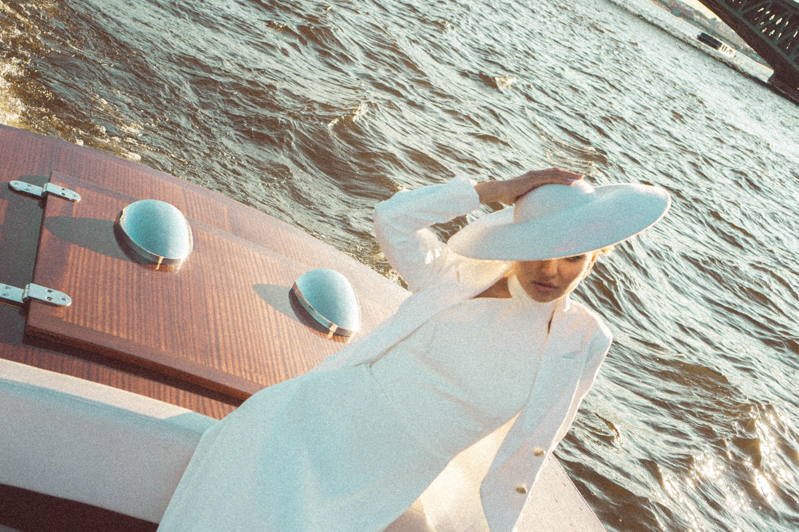 СВАДЕНБНАЯ СЬЕМКА НА КАТЕРЕ ПО КАНАЛАМ САНКТ-ПЕТЕРБУРГА И В АКВАТОРИИ НЕВЫ. Профессиональный фотограф, Санкт-Петербург — Виктория Богомолова