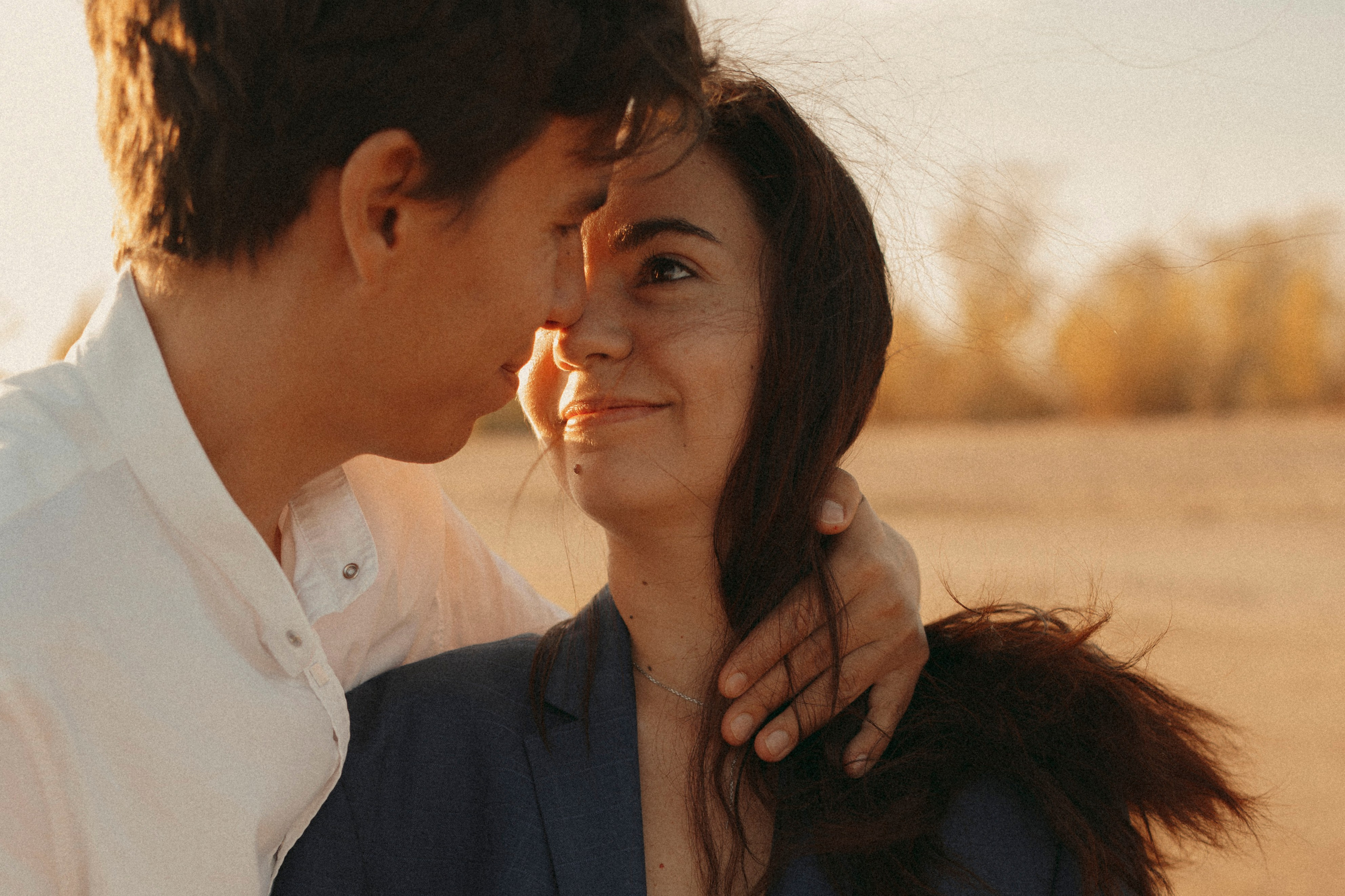 Love Story в свадебных нарядах на берегу реки. Портретный фотограф в Казани, Красной Поляне и Сочи Анна Кузнецова