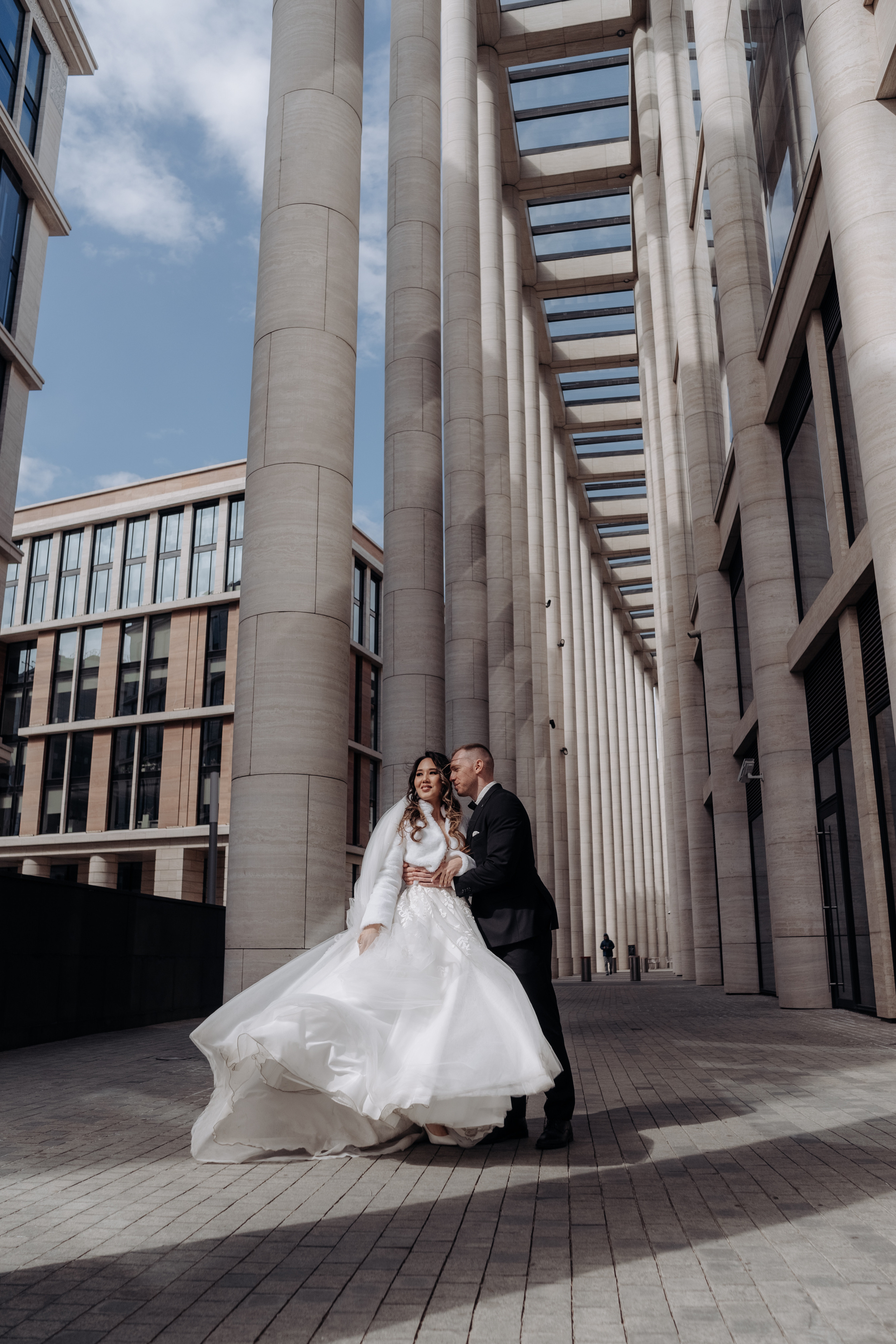 Жених и невеста кружатся в невской ратуше