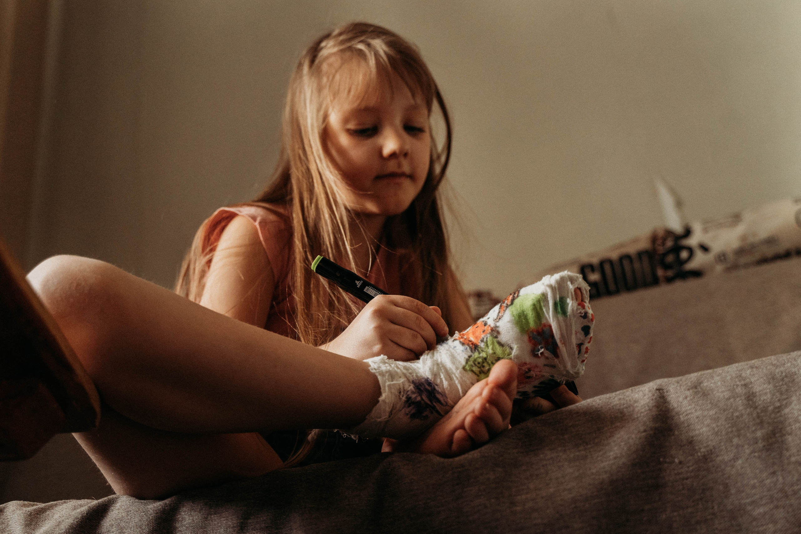 Устя и гипс. Семейный фотограф в Москве Алёна Шестунова