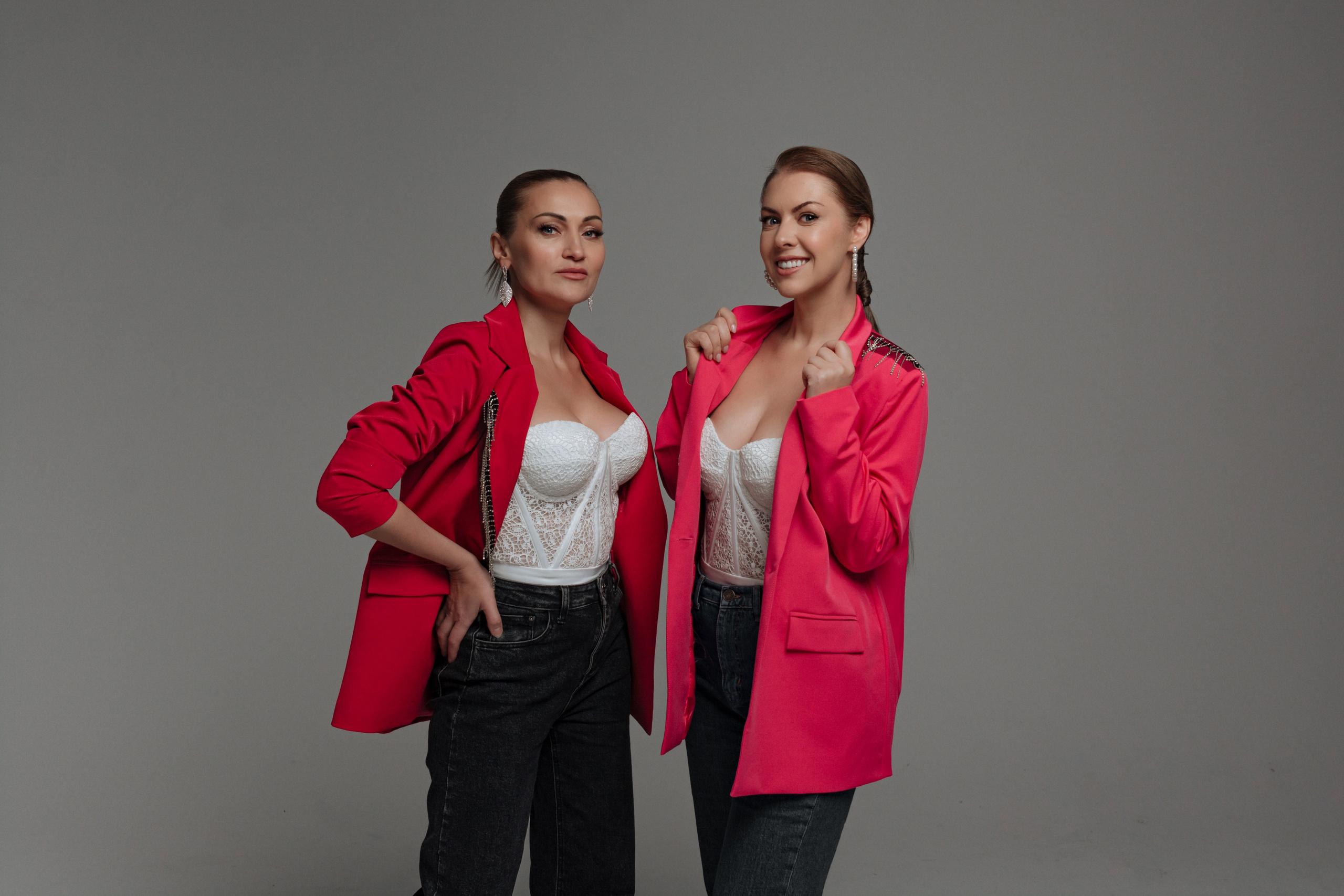  Розовый дуэт: элегантные дамы в стильных розовых жакетах создают гармоничный весенний образ на фоне воздушных тканей и световых бликов.