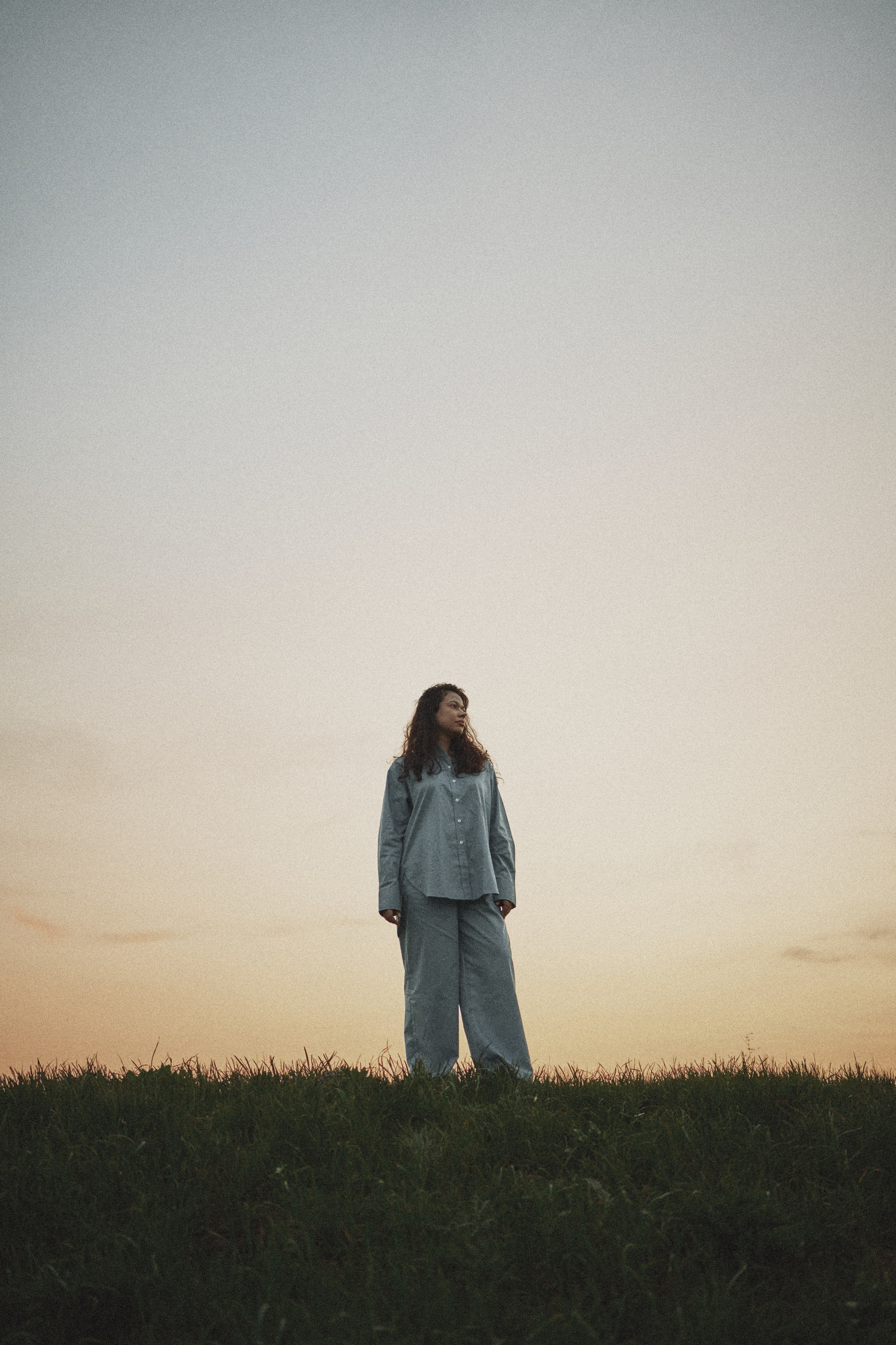 женская портрет на закате в летнем костюме