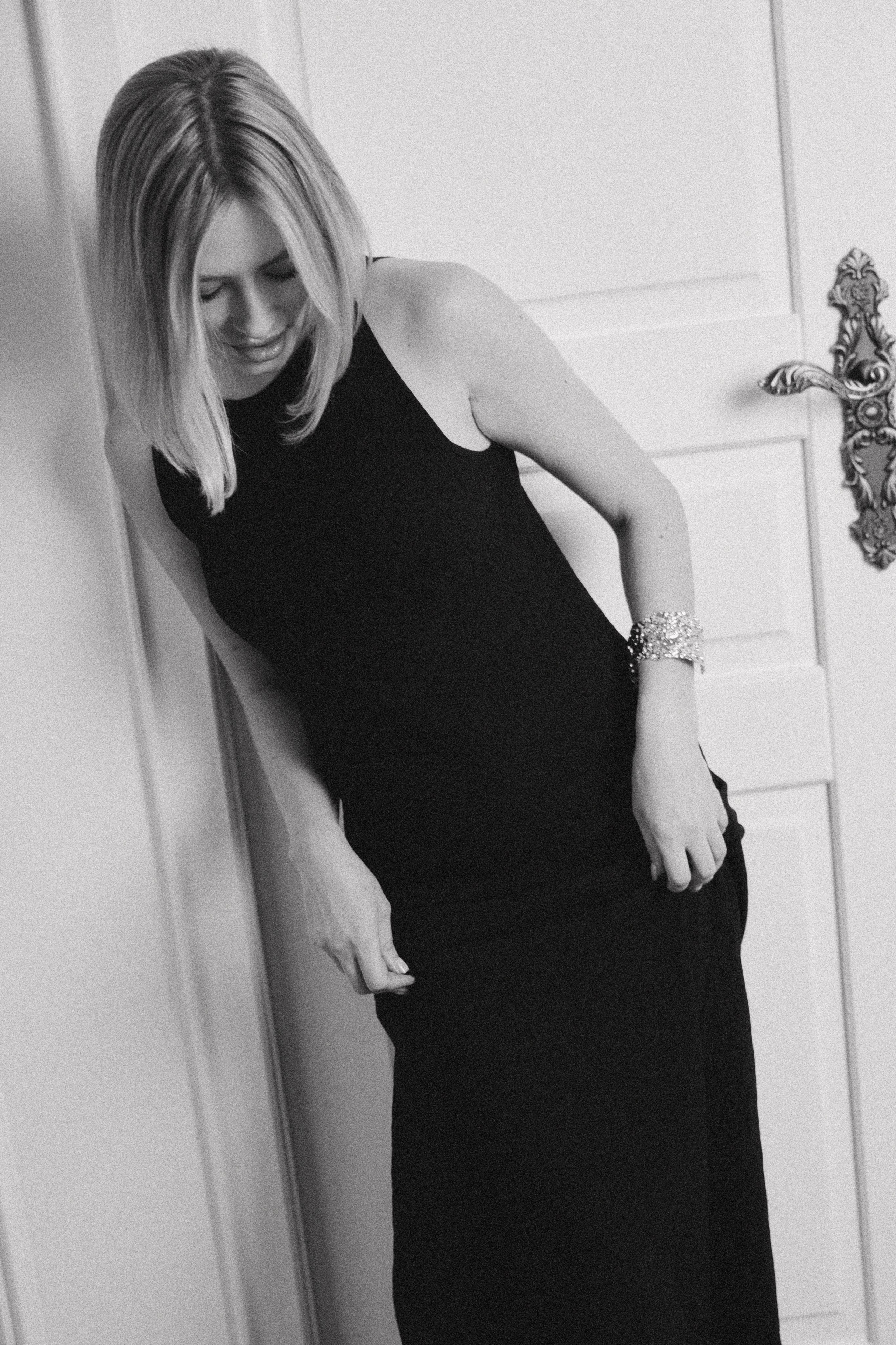 черно-белая студийная фотосессия для девушки