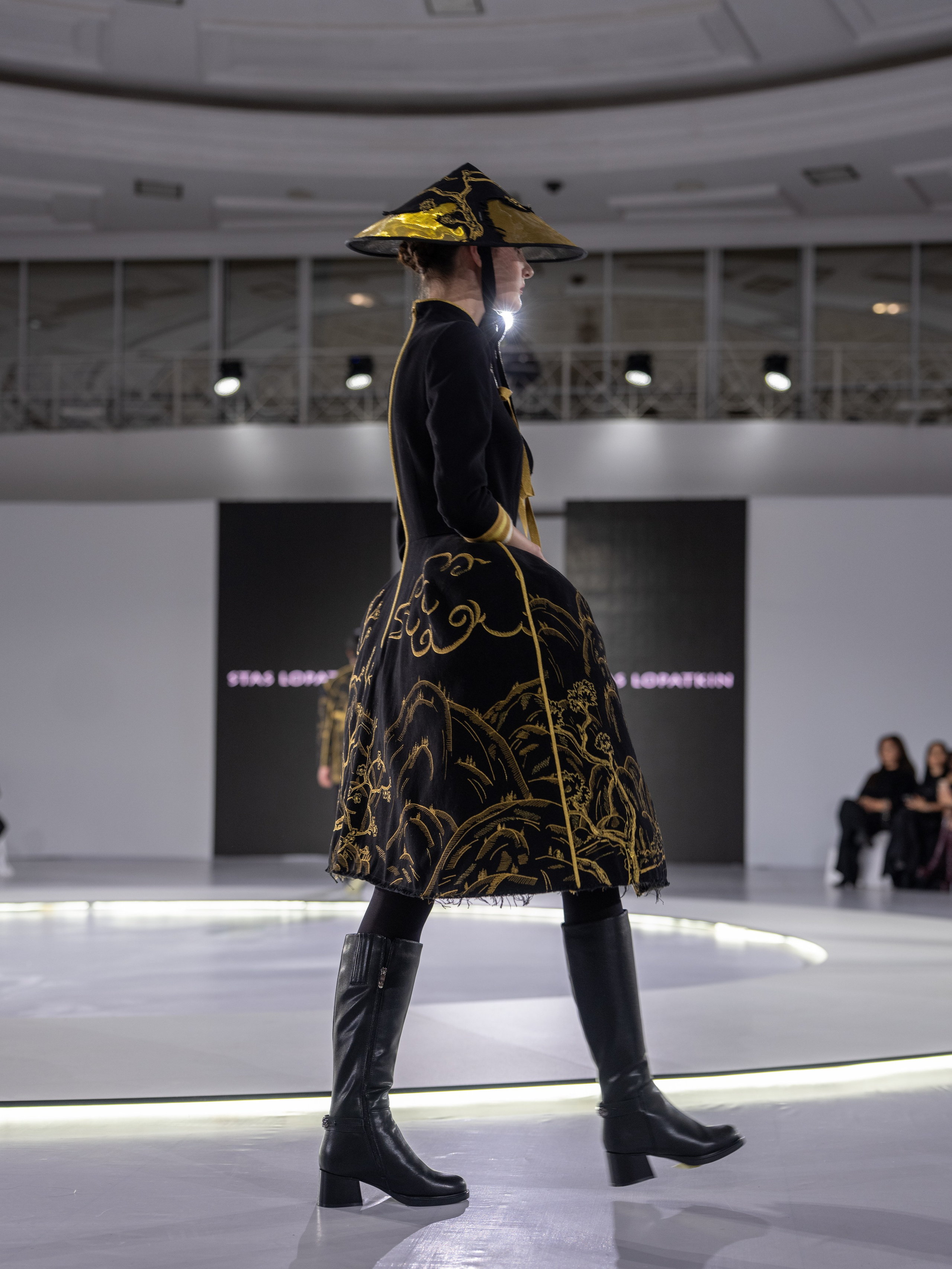 Дизайнер Stas Lopatkin. Сайт Алматинского НЮ АРТ, будуар и фэшн фотографа Дениса Карпенко