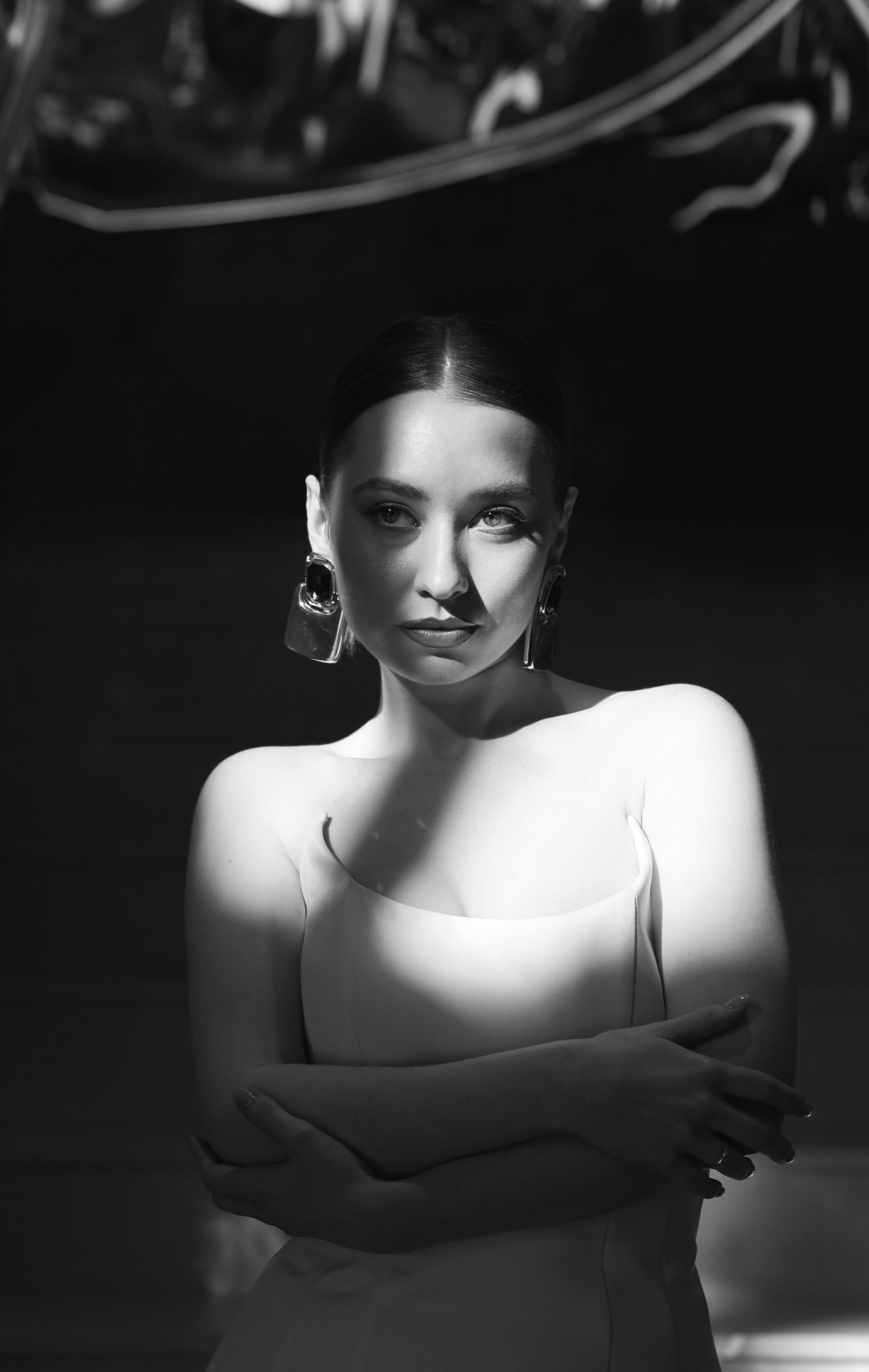 Свадебная фотосессия в Москве: молодожены на фоне Красной площади, фотограф на свадьбу в Москве.  Свадебная фотосессия в Зеленограде: романтический момент пары в парке Победы, заказать свадебную фотосессию.  Свадебная фотосессия в Москве: счастливая пара у Московского Кремля, фотограф на свадьбу в Москве.  Свадебная фотосессия в Зеленограде: невеста в белом платье и жених в костюме на фоне зелени, жених и невеста фотосессия.  Свадебная фотосессия: кольца на фоне цветочной композиции, заказать свадебную фотосессию.  Свадебная фотосессия в Москве на ВДНХ с красивыми архитектурными элементами, фотограф на свадьбу в Москве.  Свадебная фотосессия в Зеленограде: пара, держащаяся за руки на фоне живописного озера, жених и невеста фотосессия.  Свадебная фотосессия в Москве: пара на прогулке по улицам старой Москвы с архитектурными достопримечательностями, фотограф на свадьбу в Москве.  Свадебная фотосессия в гостиничном номере: невеста с букетом цветов на фоне уютного кафе в Зеленограде, заказать свадебную фотосессию.  Свадебная фотосессия в отеле на свадьбу: торжественный момент обмена клятвами на свадебной церемонии в Москве, фотограф на свадьбу в Зеленограде.