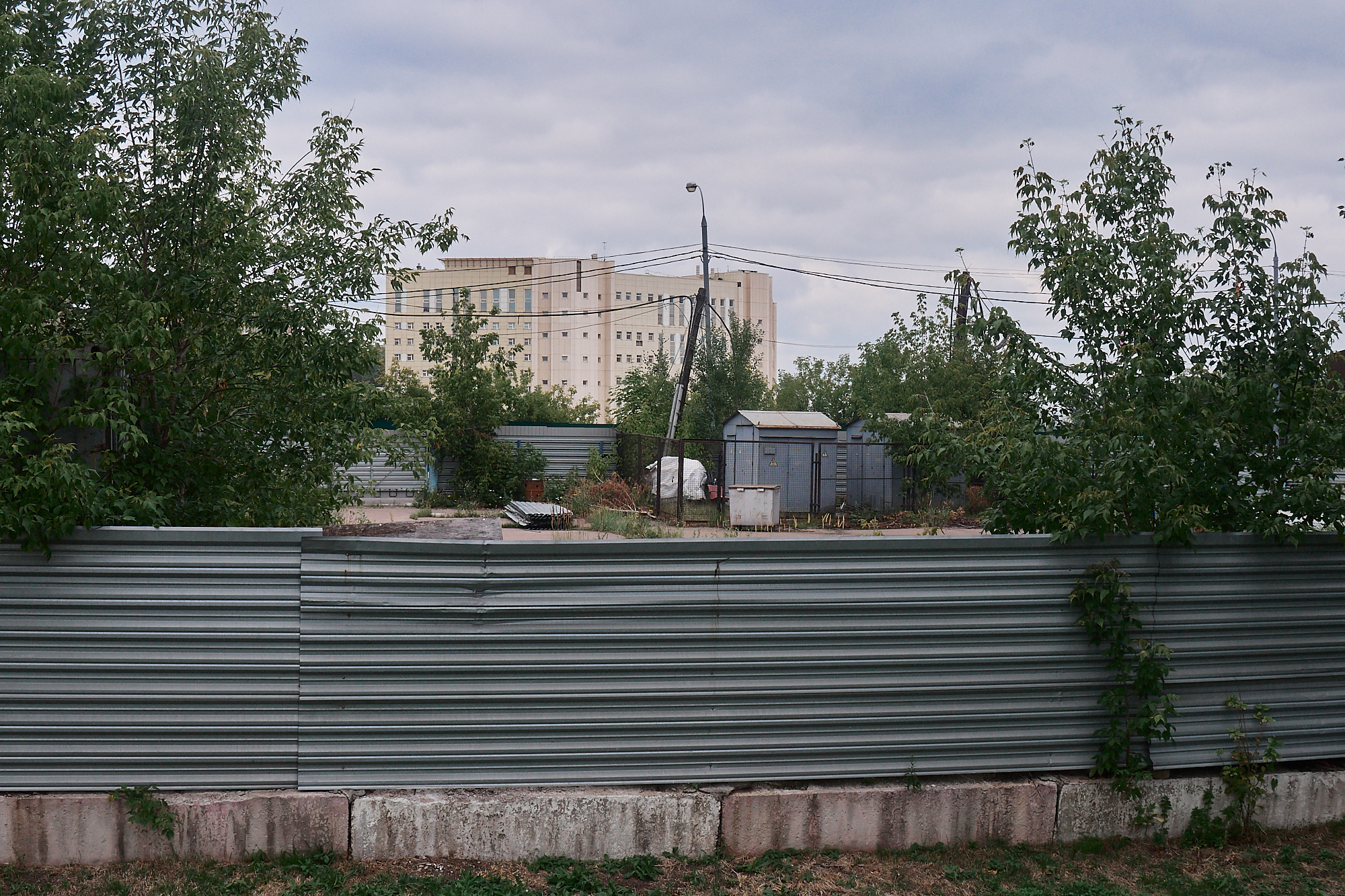 Пустырь рядом с частью МЧС