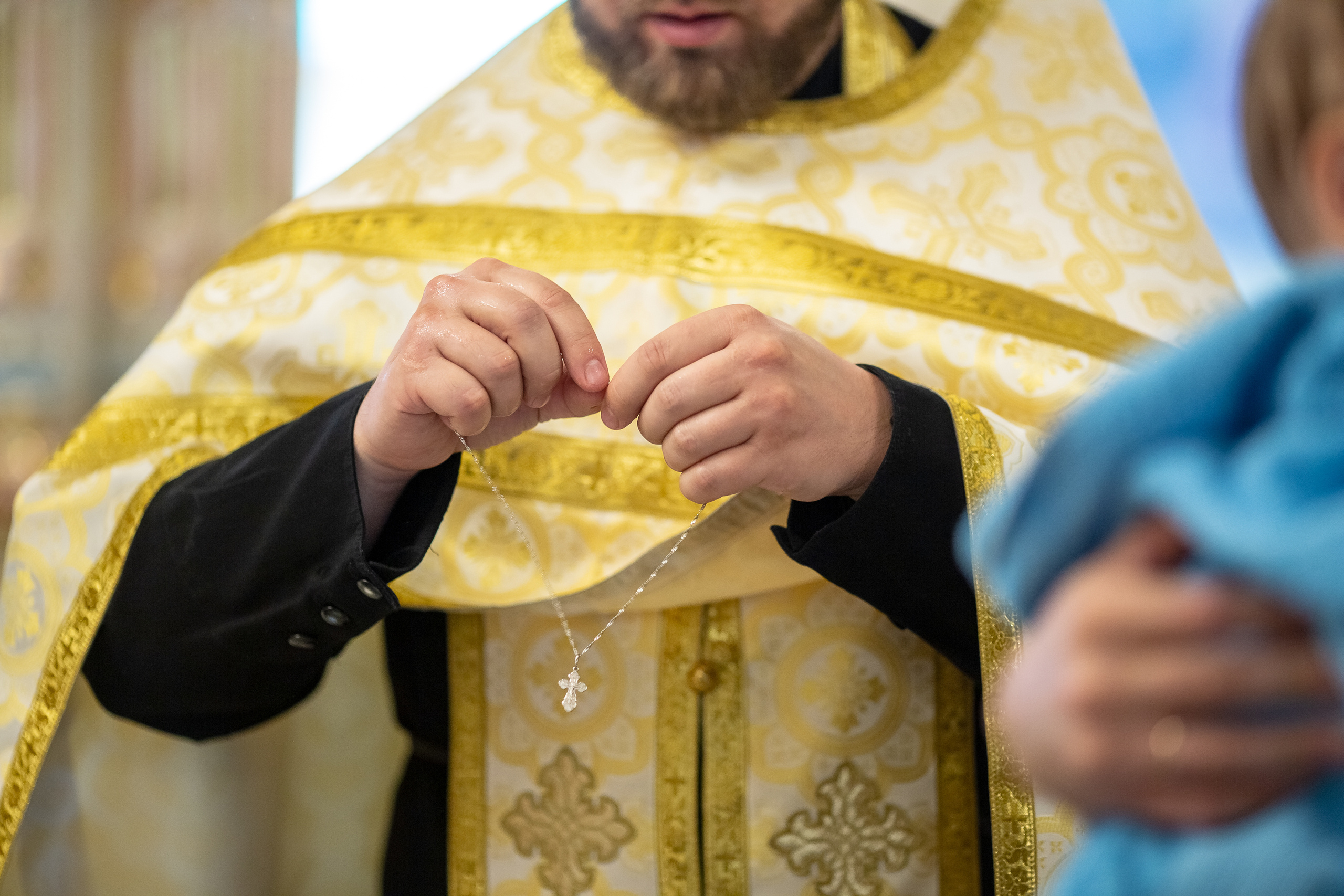 Фотосъемка таинства крещения в храме Екатеринбурга. Семейный фотограф Ульяна Вдовкина г. Екатеринбург