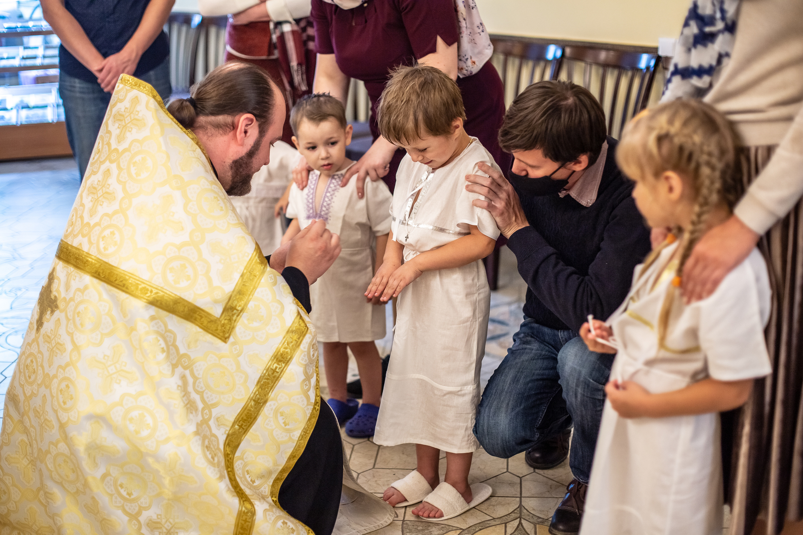 Фотосъемка таинства крещения в храме Екатеринбурга. Семейный фотограф Ульяна Вдовкина г. Екатеринбург