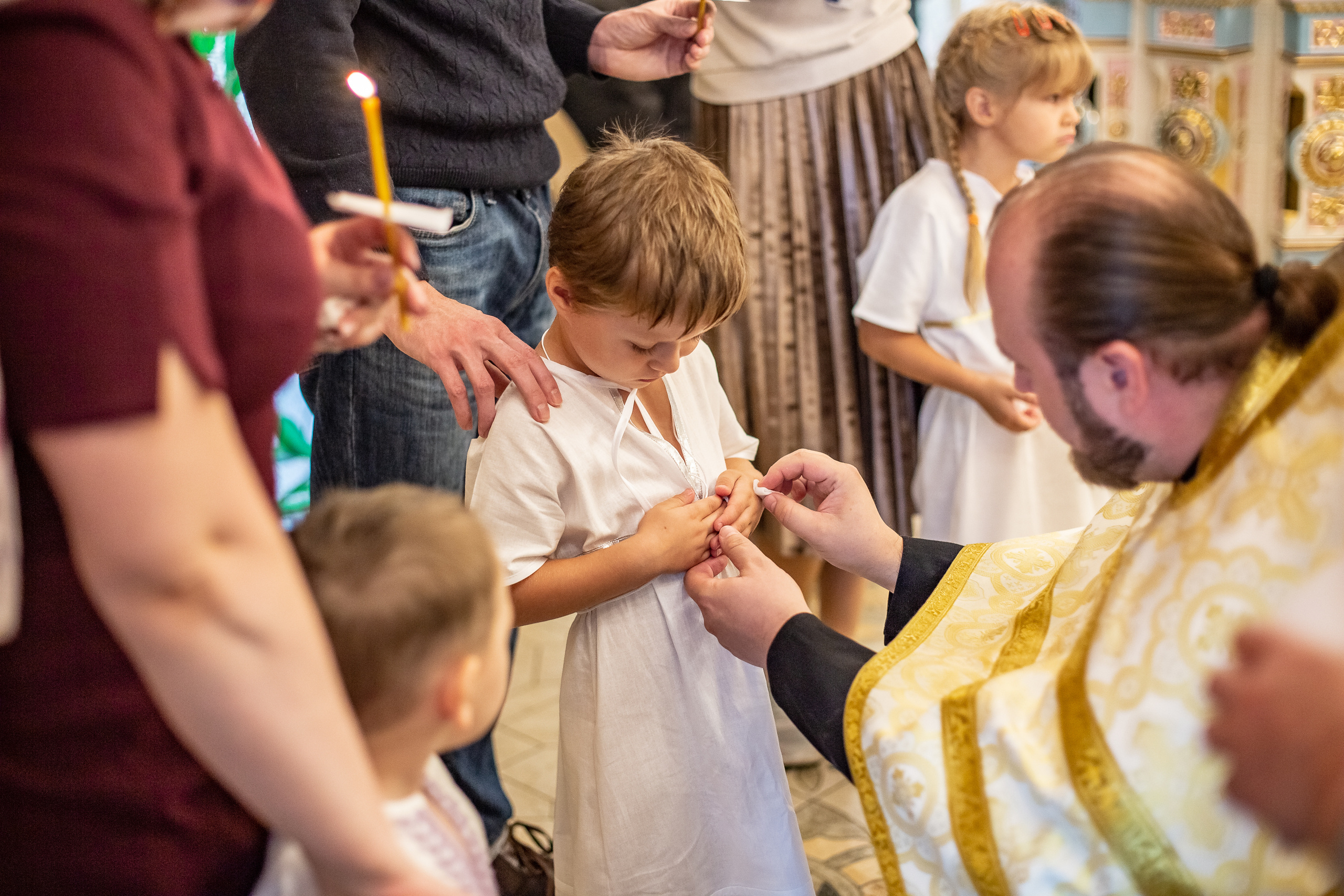 Фотосъемка таинства крещения в храме Екатеринбурга. Семейный фотограф Ульяна Вдовкина г. Екатеринбург