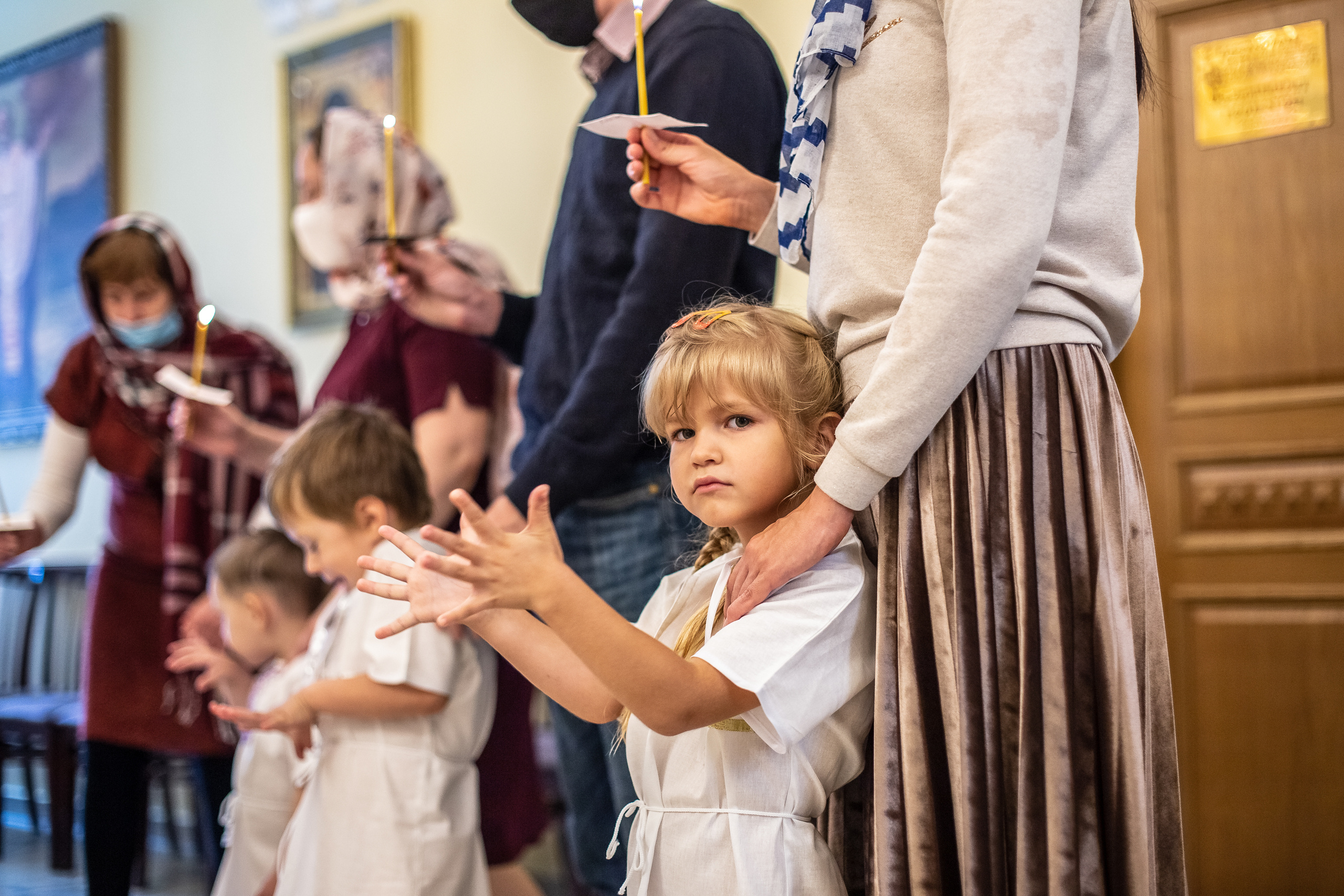 Фотосъемка таинства крещения в храме Екатеринбурга. Семейный фотограф Ульяна Вдовкина г. Екатеринбург