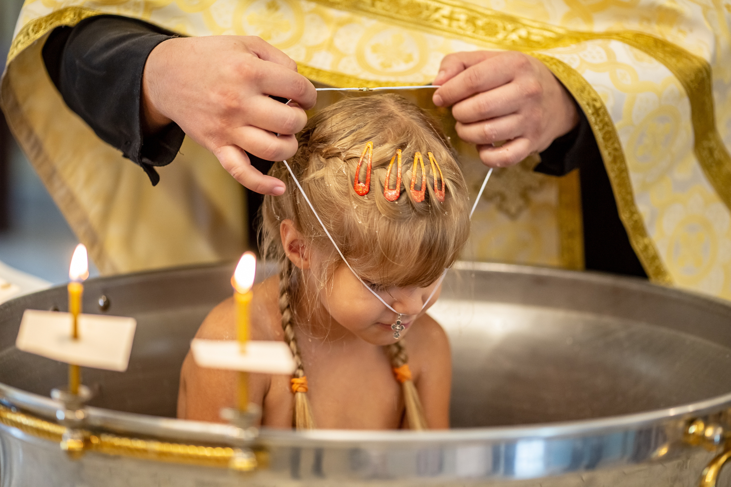 Фотосъемка таинства крещения в храме Екатеринбурга. Семейный фотограф Ульяна Вдовкина г. Екатеринбург