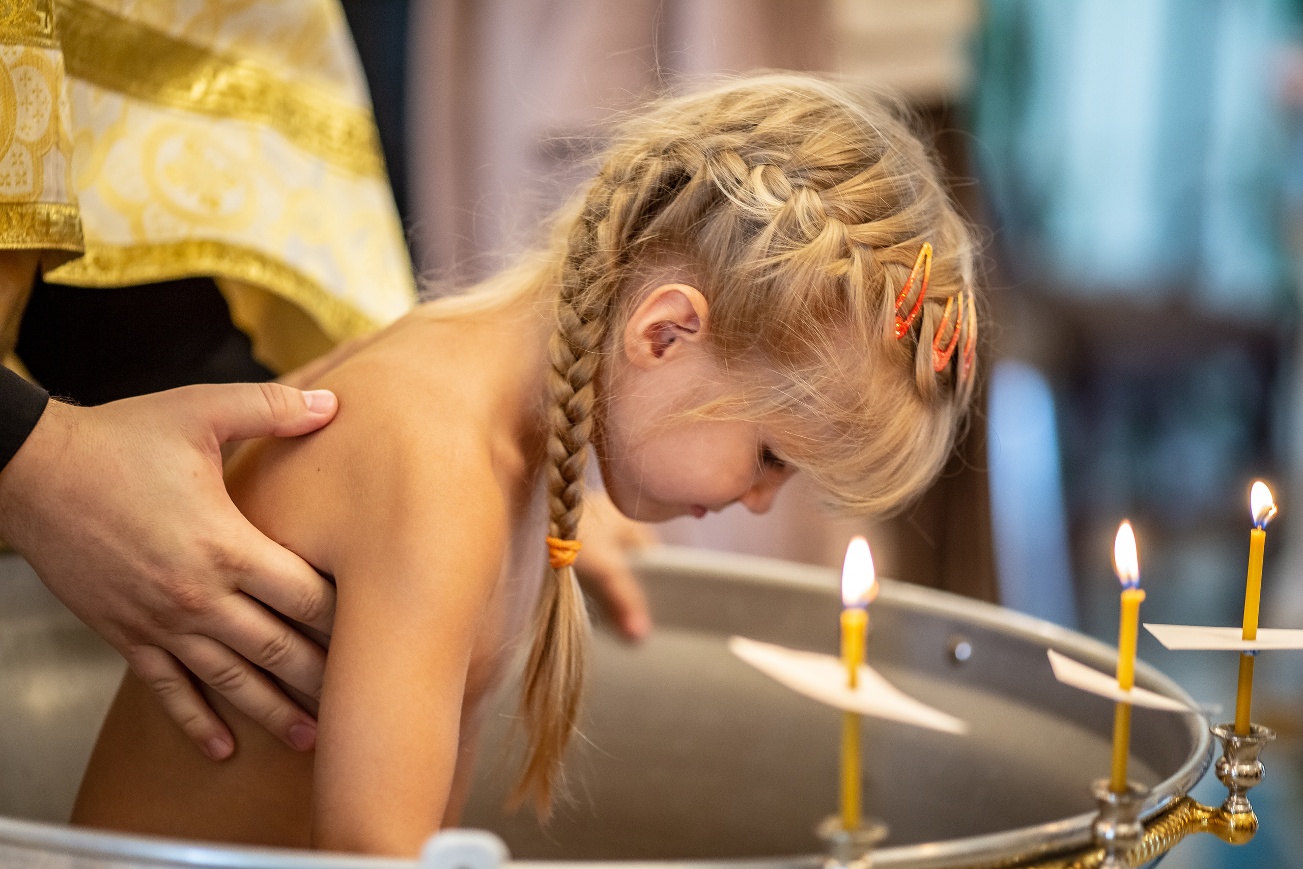Фотосъемка таинства крещения в храме Екатеринбурга. Семейный фотограф Ульяна Вдовкина г. Екатеринбург