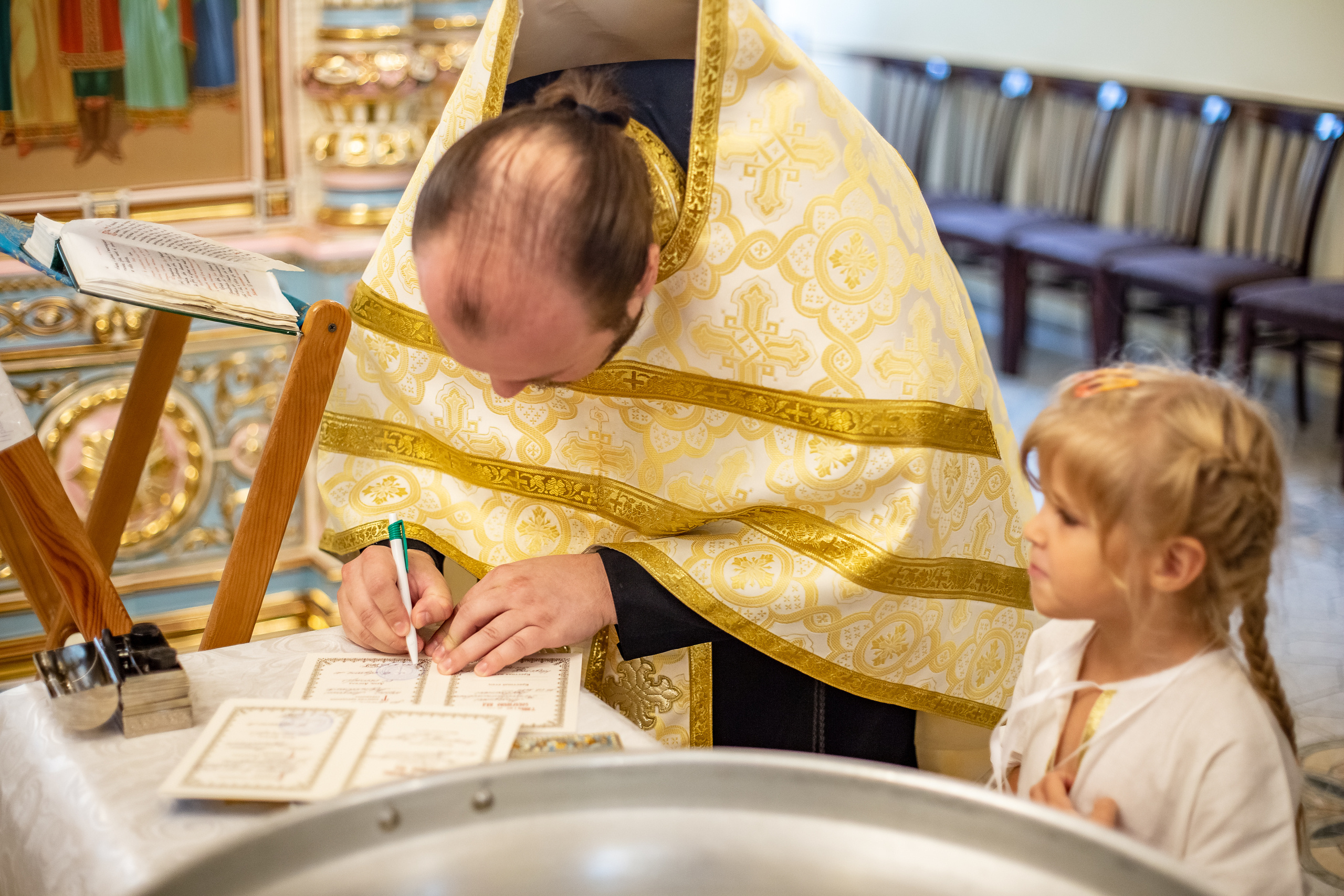Фотосъемка таинства крещения в храме Екатеринбурга. Семейный фотограф Ульяна Вдовкина г. Екатеринбург