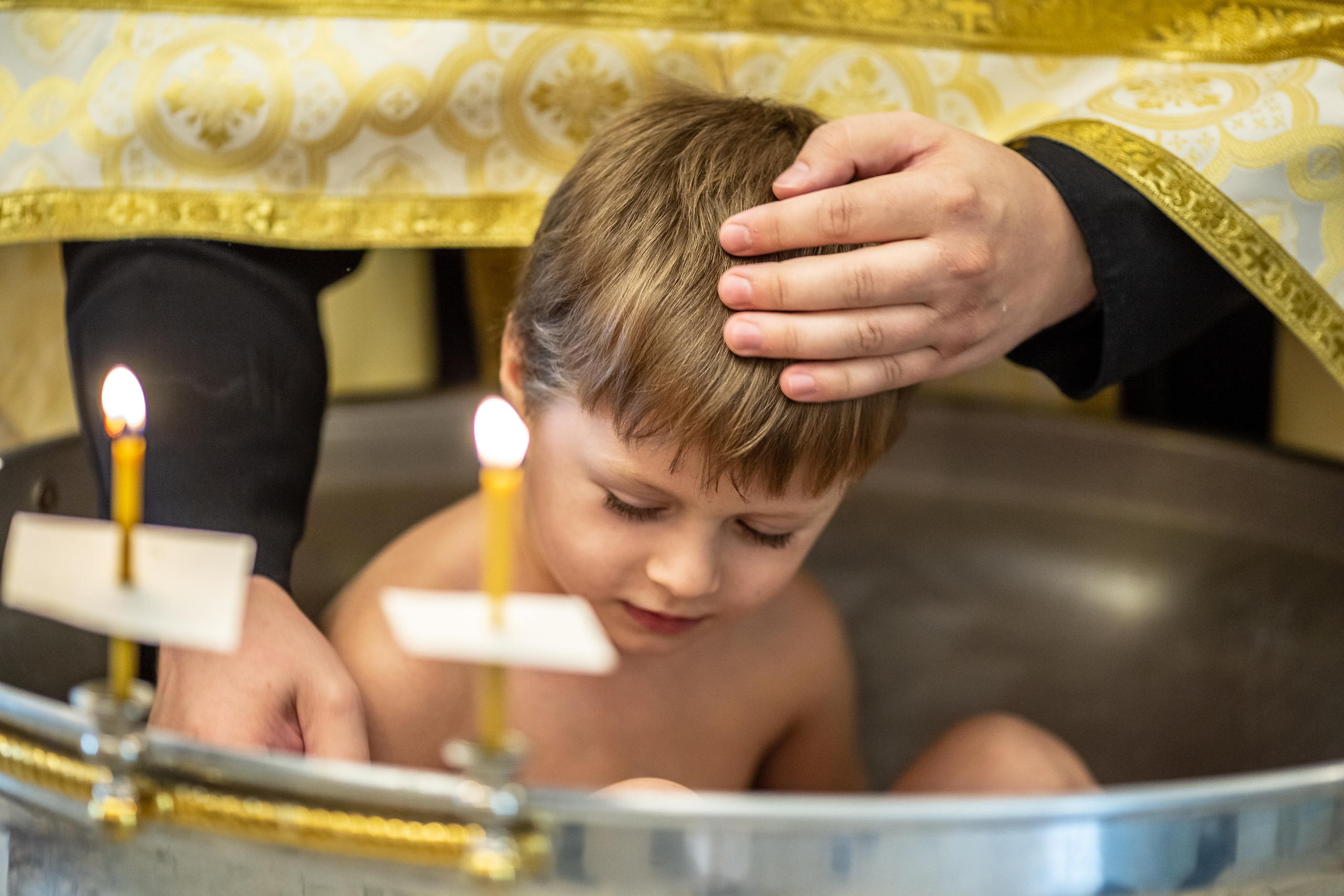 Фотосъемка таинства крещения в храме Екатеринбурга. Семейный фотограф Ульяна Вдовкина г. Екатеринбург