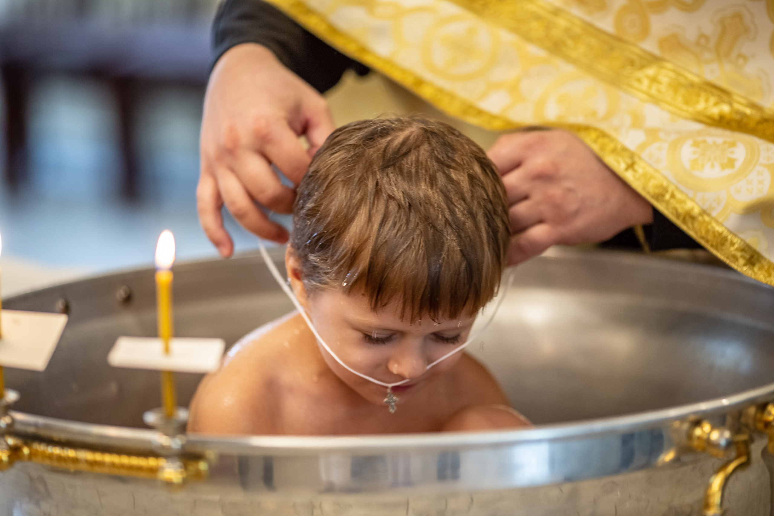 Фотосъемка таинства крещения в храме Екатеринбурга. Семейный фотограф Ульяна Вдовкина г. Екатеринбург