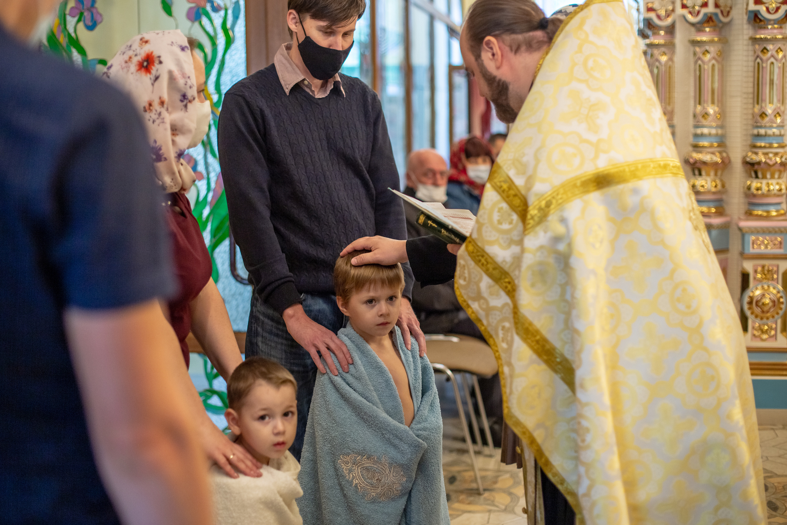 Фотосъемка таинства крещения в храме Екатеринбурга. Семейный фотограф Ульяна Вдовкина г. Екатеринбург