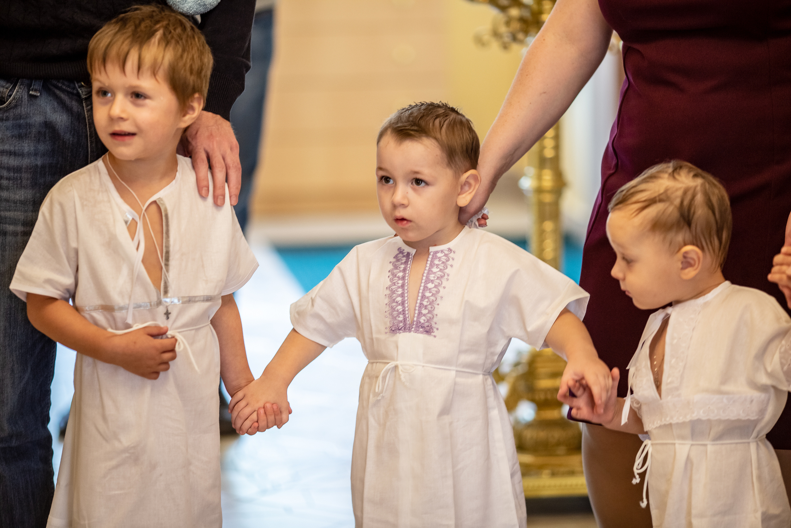 Фотосъемка таинства крещения в храме Екатеринбурга. Семейный фотограф Ульяна Вдовкина г. Екатеринбург