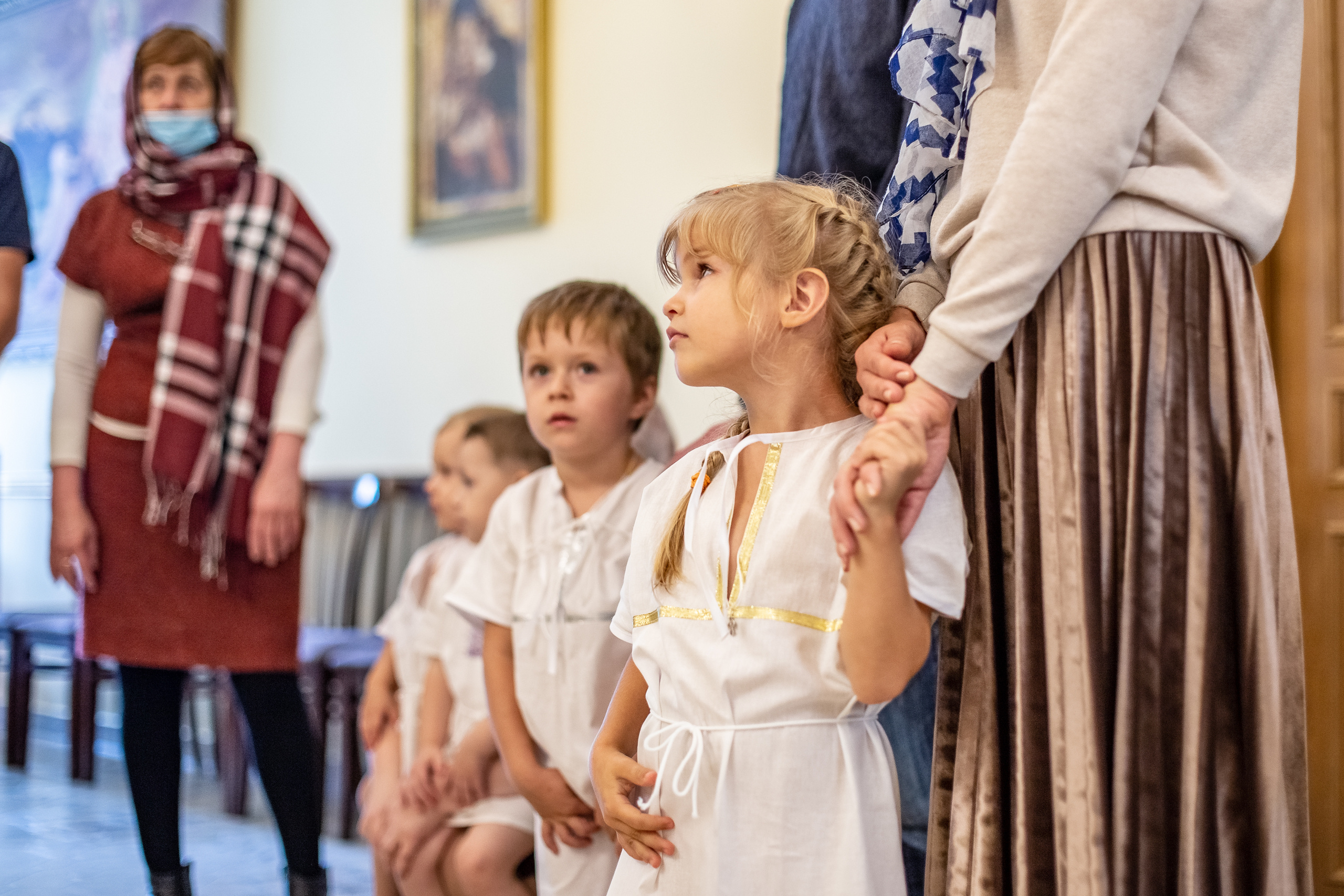 Фотосъемка таинства крещения в храме Екатеринбурга. Семейный фотограф Ульяна Вдовкина г. Екатеринбург