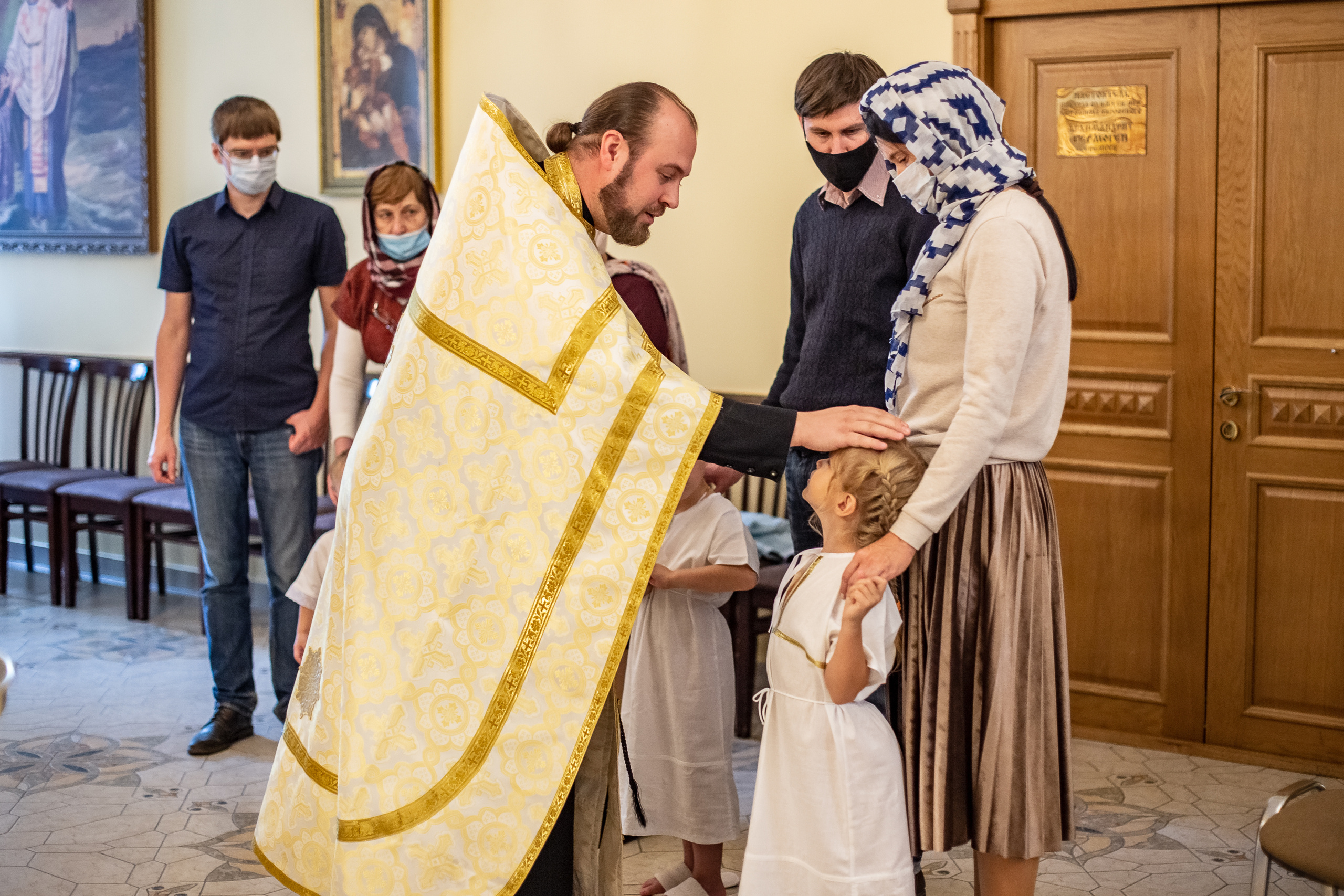 Фотосъемка таинства крещения в храме Екатеринбурга. Семейный фотограф Ульяна Вдовкина г. Екатеринбург