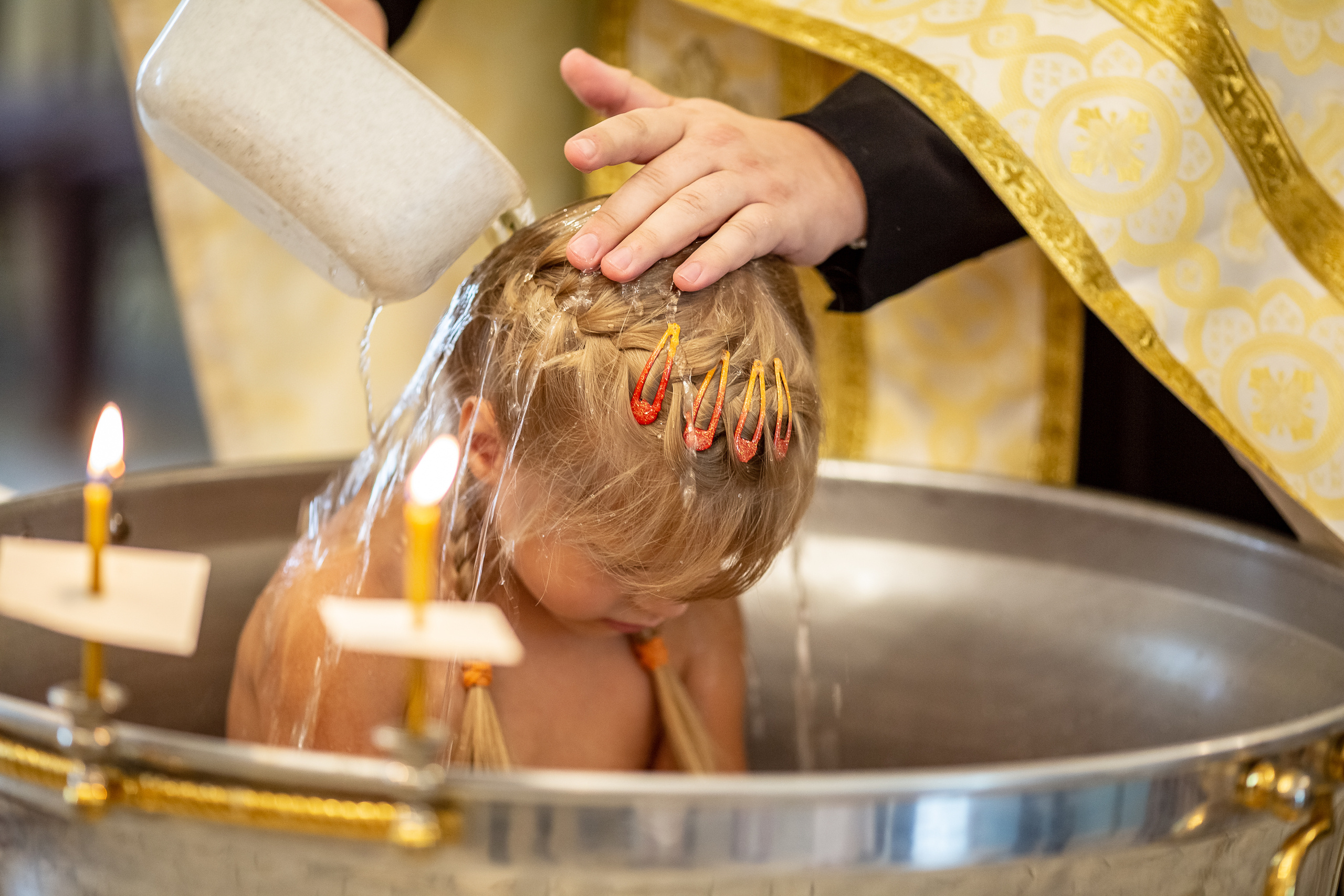 Фотосъемка таинства крещения в храме Екатеринбурга. Семейный фотограф Ульяна Вдовкина г. Екатеринбург