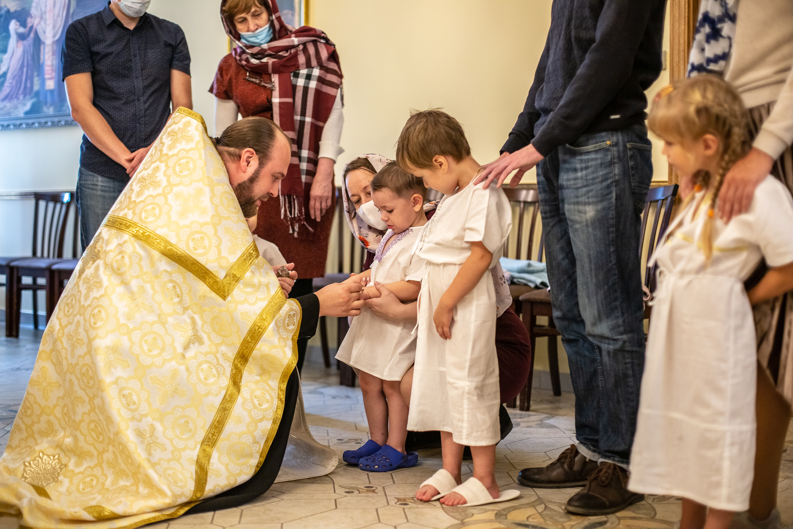 Фотосъемка таинства крещения в храме Екатеринбурга. Семейный фотограф Ульяна Вдовкина г. Екатеринбург