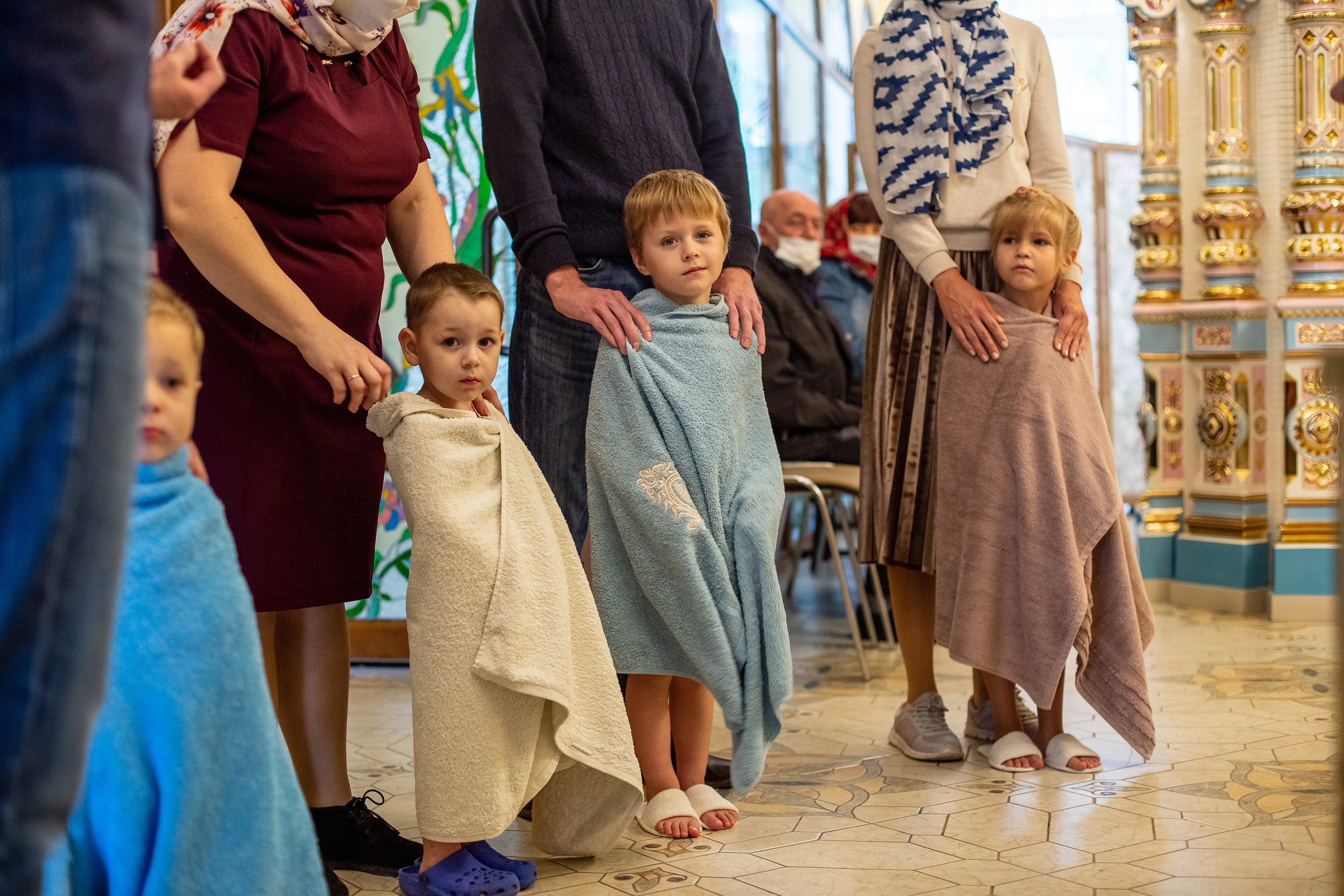 Фотосъемка таинства крещения в храме Екатеринбурга. Семейный фотограф Ульяна Вдовкина г. Екатеринбург
