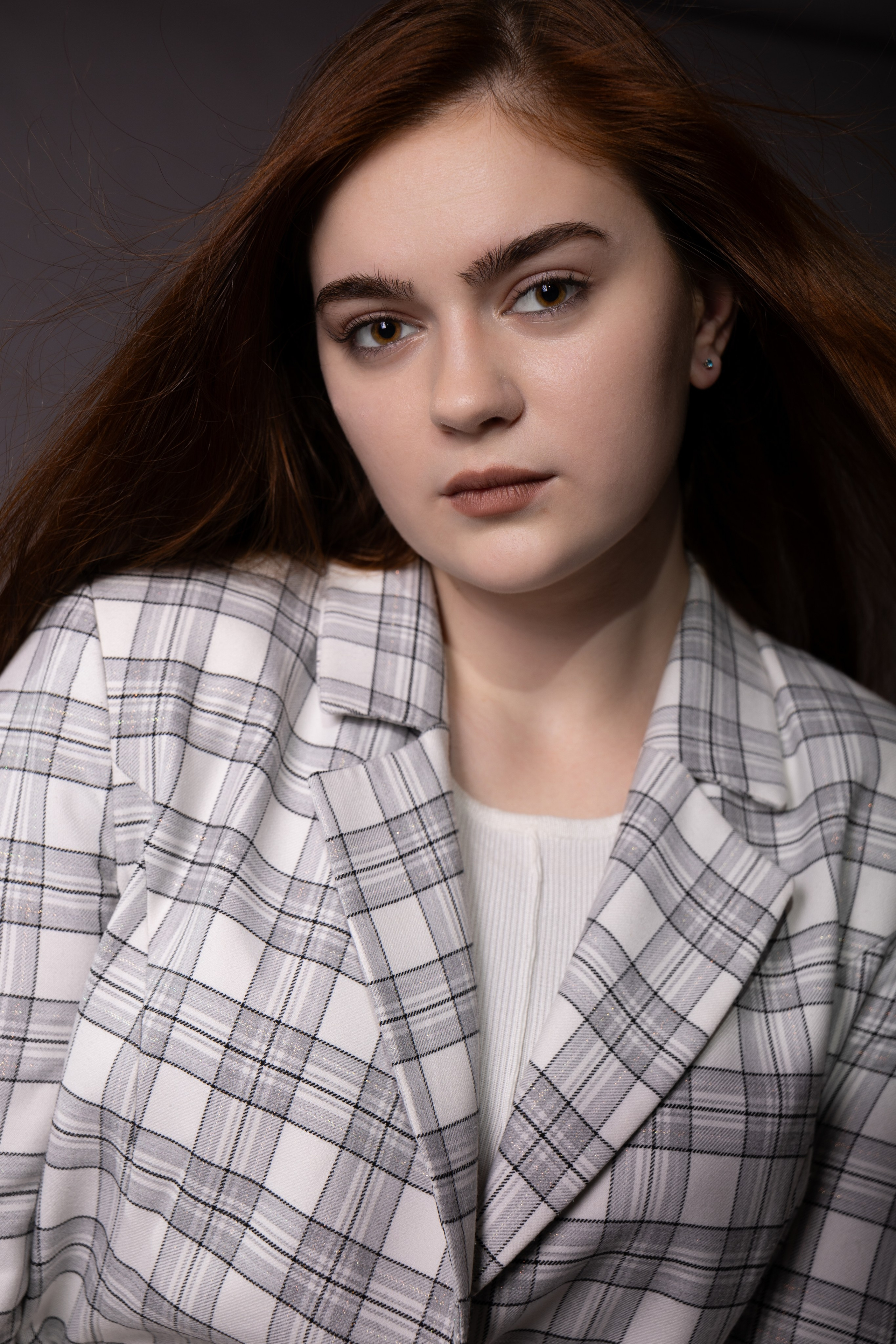 Креативная задача: воплотить Арину в серии фотографических портретов на студийном фоне в Липецке.