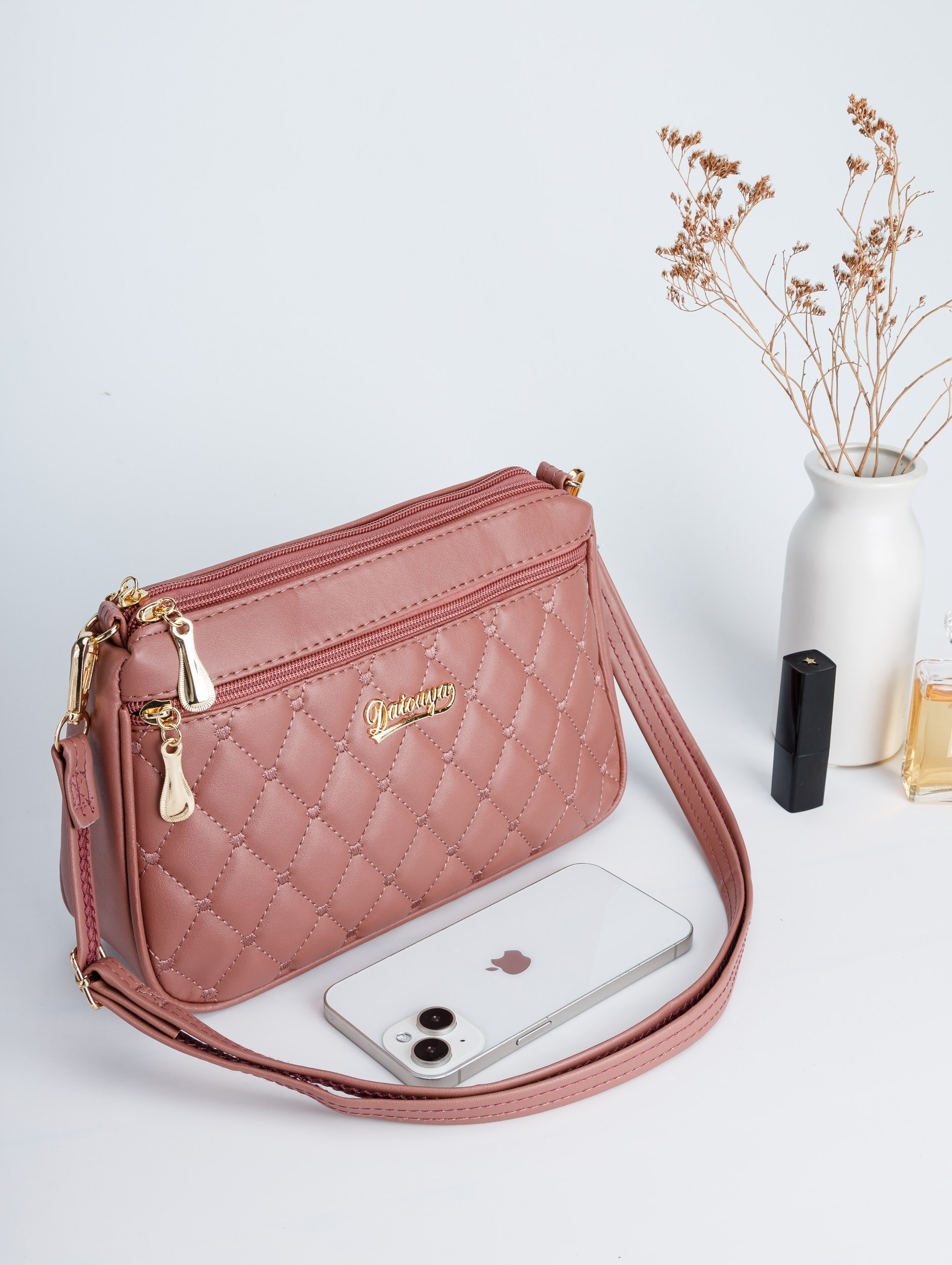 Съемка розовой и черной сумки для маркетплейса. Студия коммерческой съемки ХВОЯ