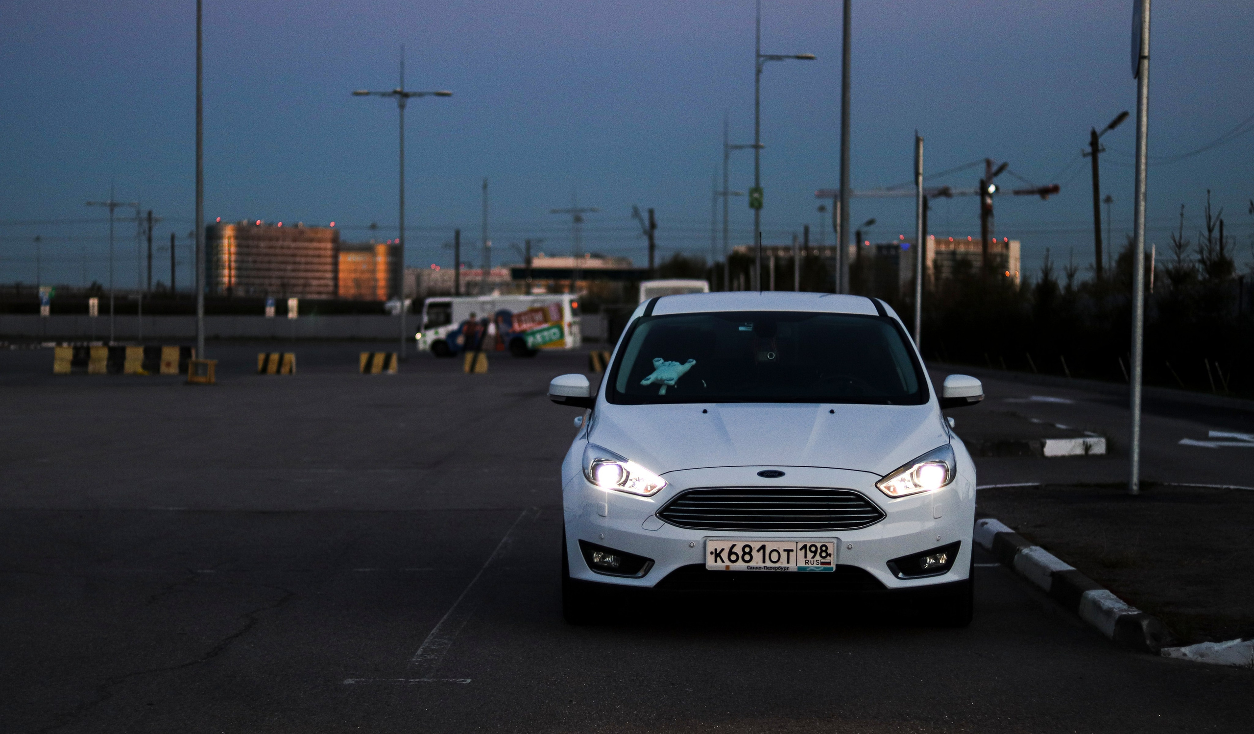Ford Focus и Волга у ТРК Лето. Ивентный фотограф в Санкт-Петербурге Олег Комков