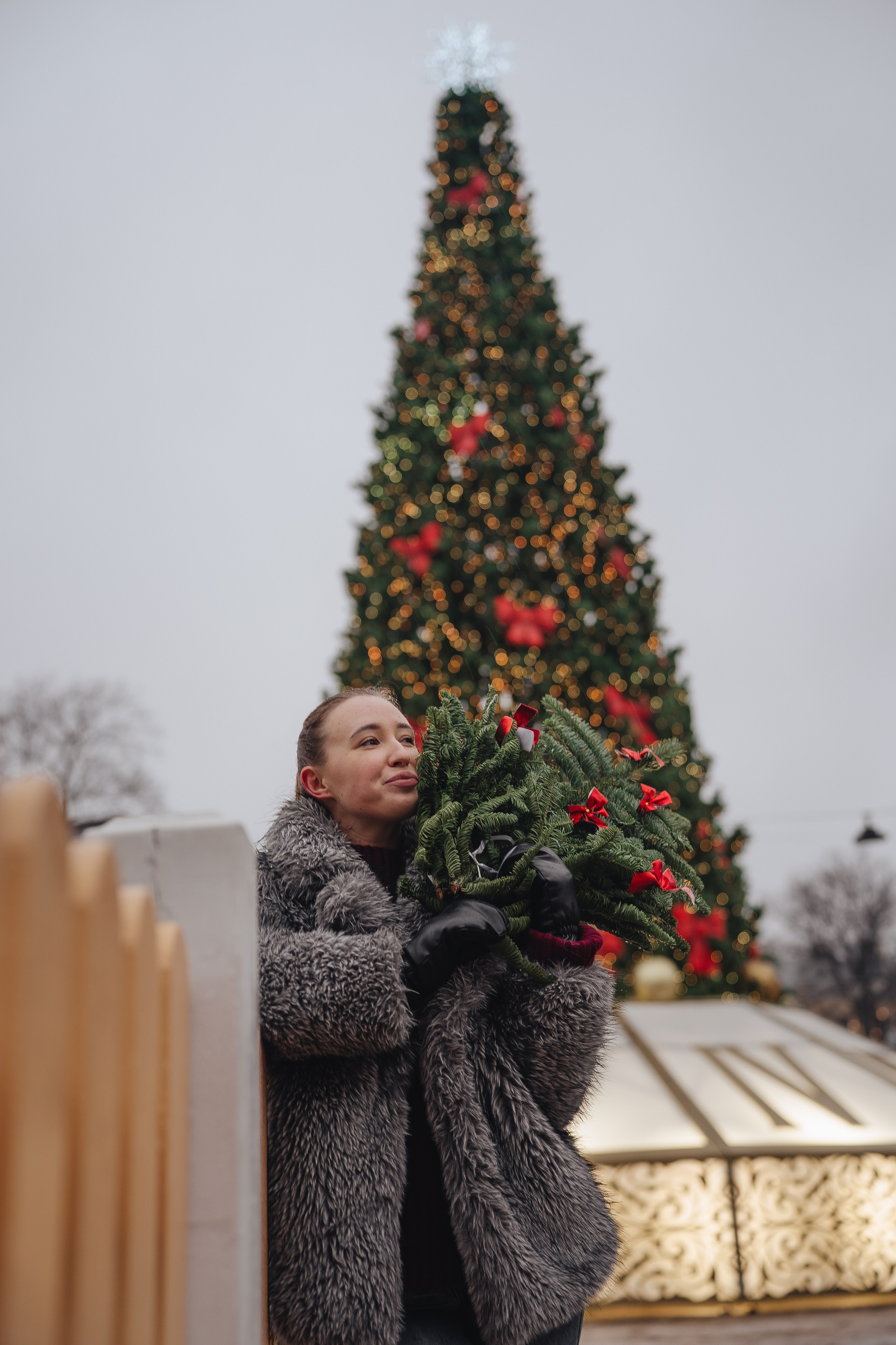 ПРОГУЛКА НА МАНЕЖНОЙ ПЛОЩАДИ ДЛЯ ДЕВУШКИ ПЕРЕД НОВЫМ ГОДОМ (НОВОГОДНЯЯ ФОТОСЕССИИЯ НА МАНЕЖНОЙ ПЛОЩАДИ). Профессиональный фотограф, Санкт-Петербург — Виктория Богомолова