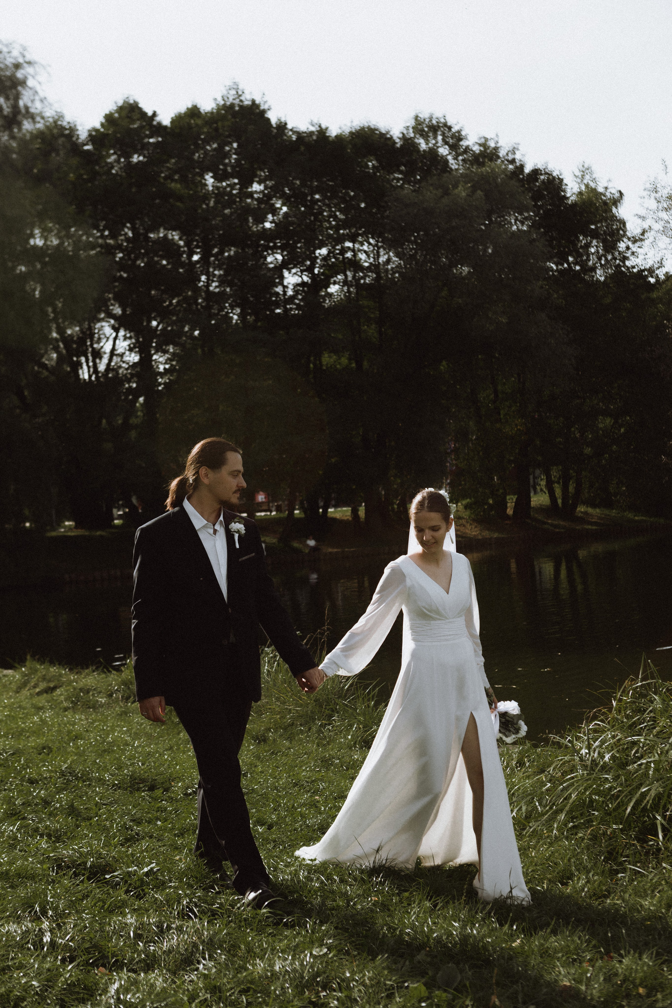 свадебная фотосессия в парке, фото молодоженов у пруда, свадебный фотограф в Москве