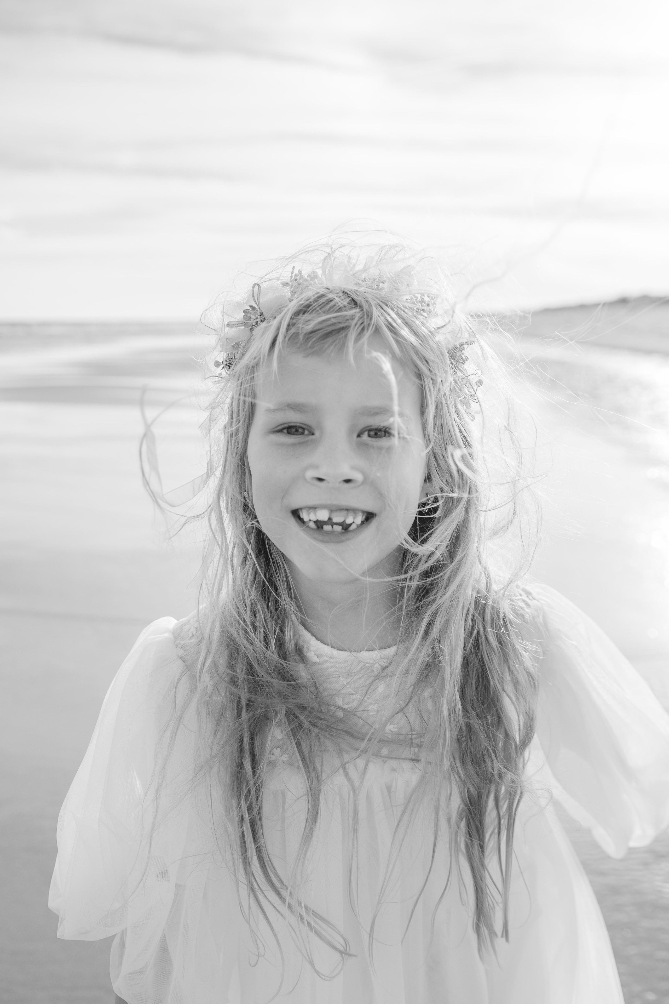 Family on the ocean. Professional Photographer in Portugal. Oksana Lomnova