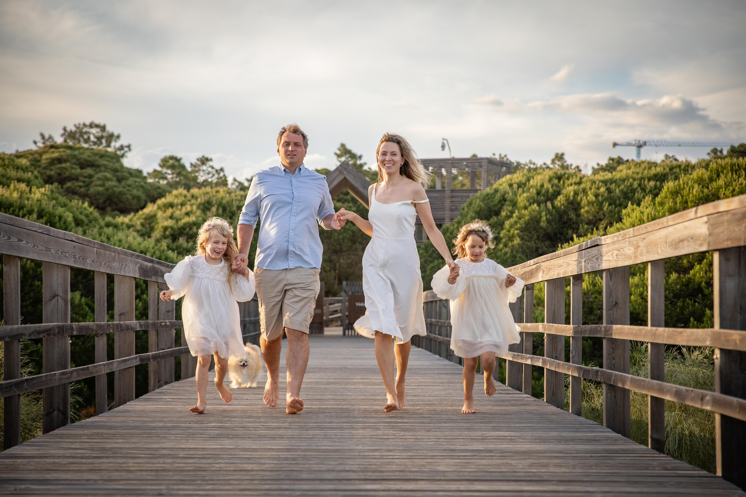 Family on the ocean. Professional Photographer in Portugal. Oksana Lomnova