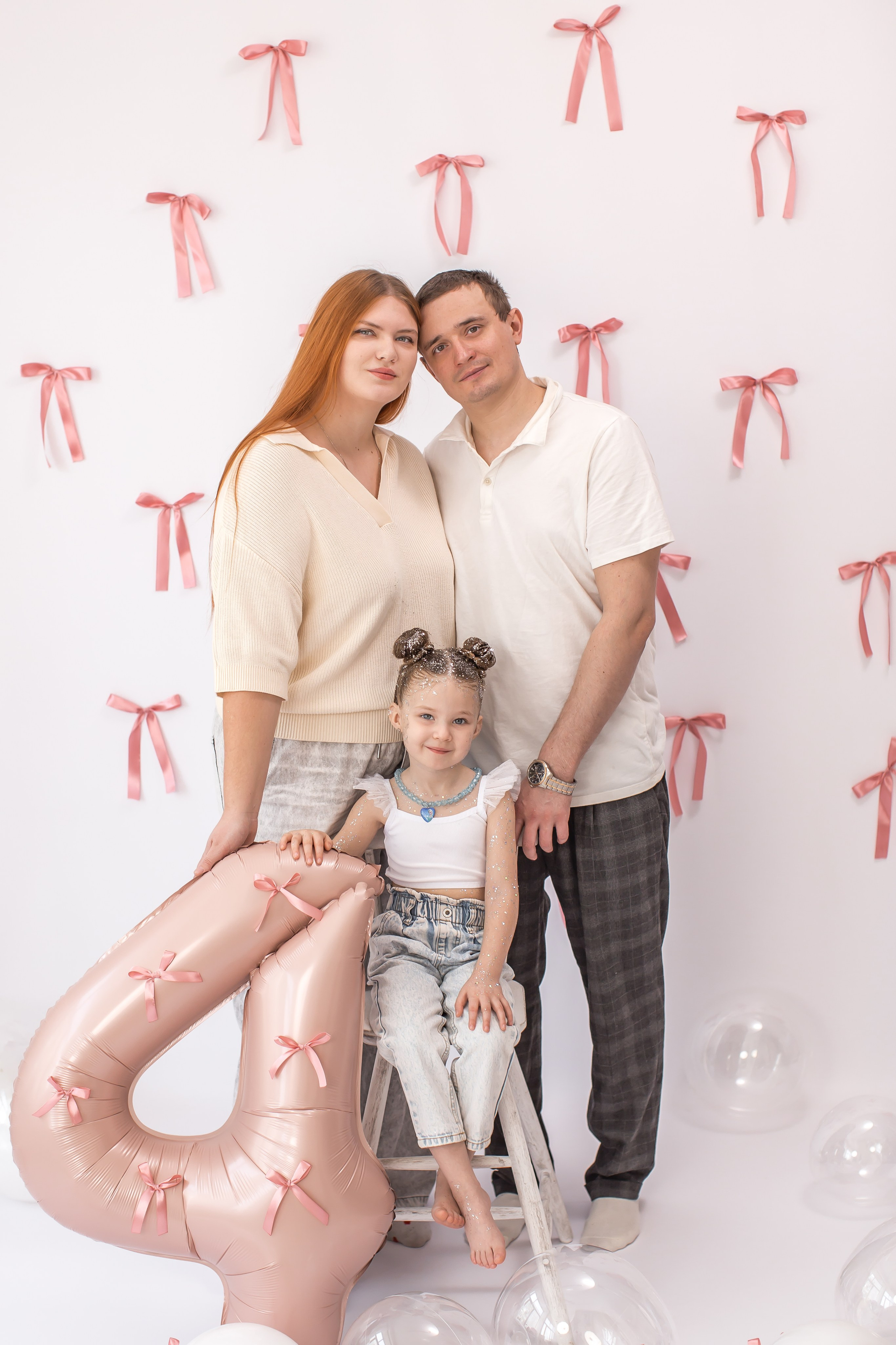 День рождение от 4 до 18 лет (на белом фоне). Детский семейный фотограф на первый годик город Новосибирск Дымова Светлана пакеты всё включено 1-3 года